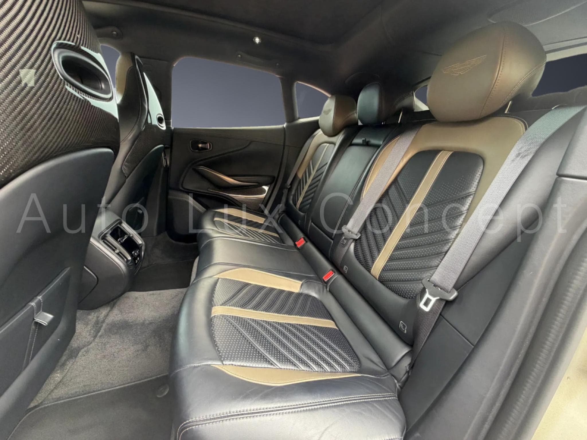 Aston-Martin DBX 707 (2022) - Photo 12
