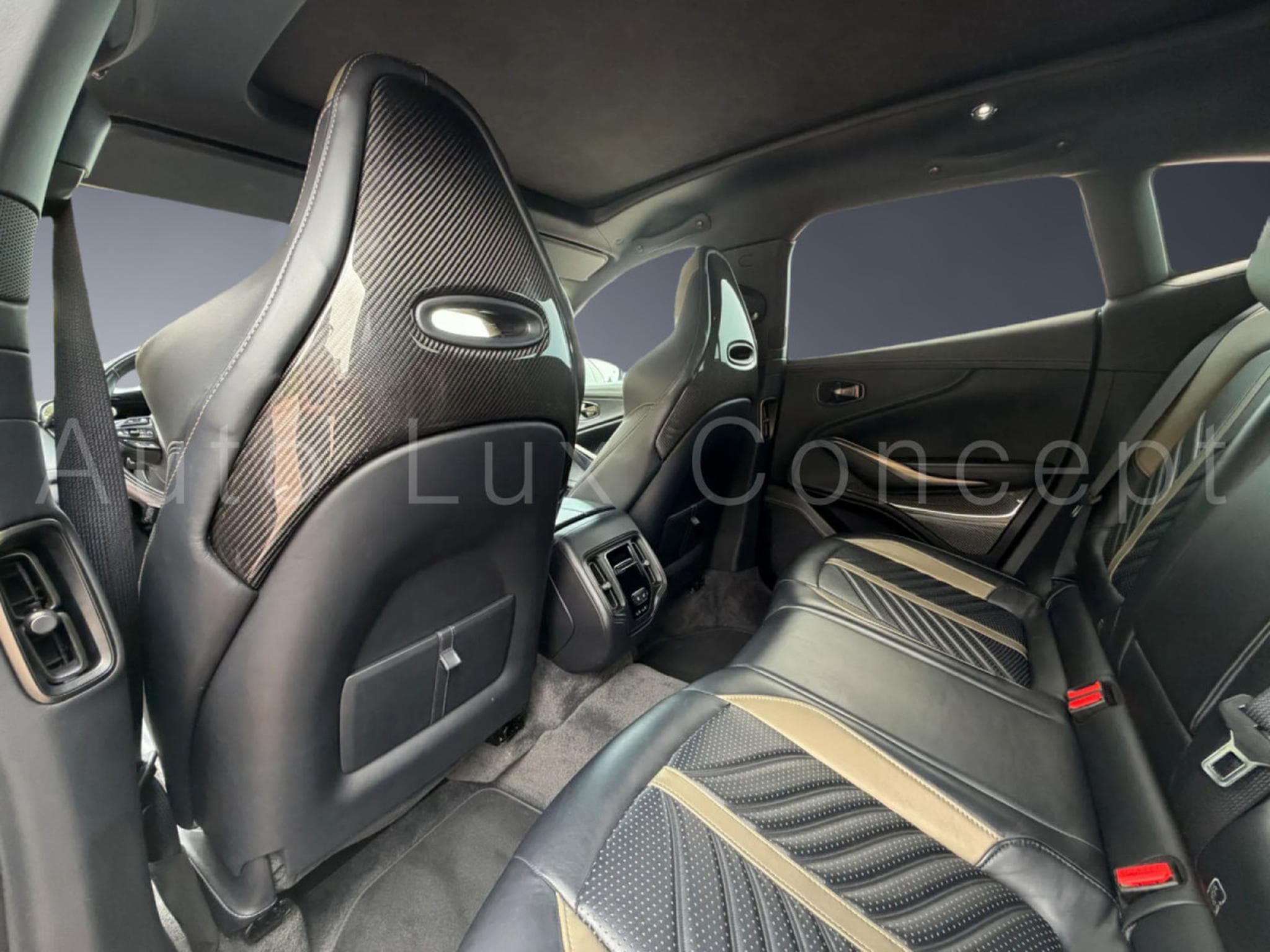 Aston-Martin DBX 707 (2022) - Photo 11