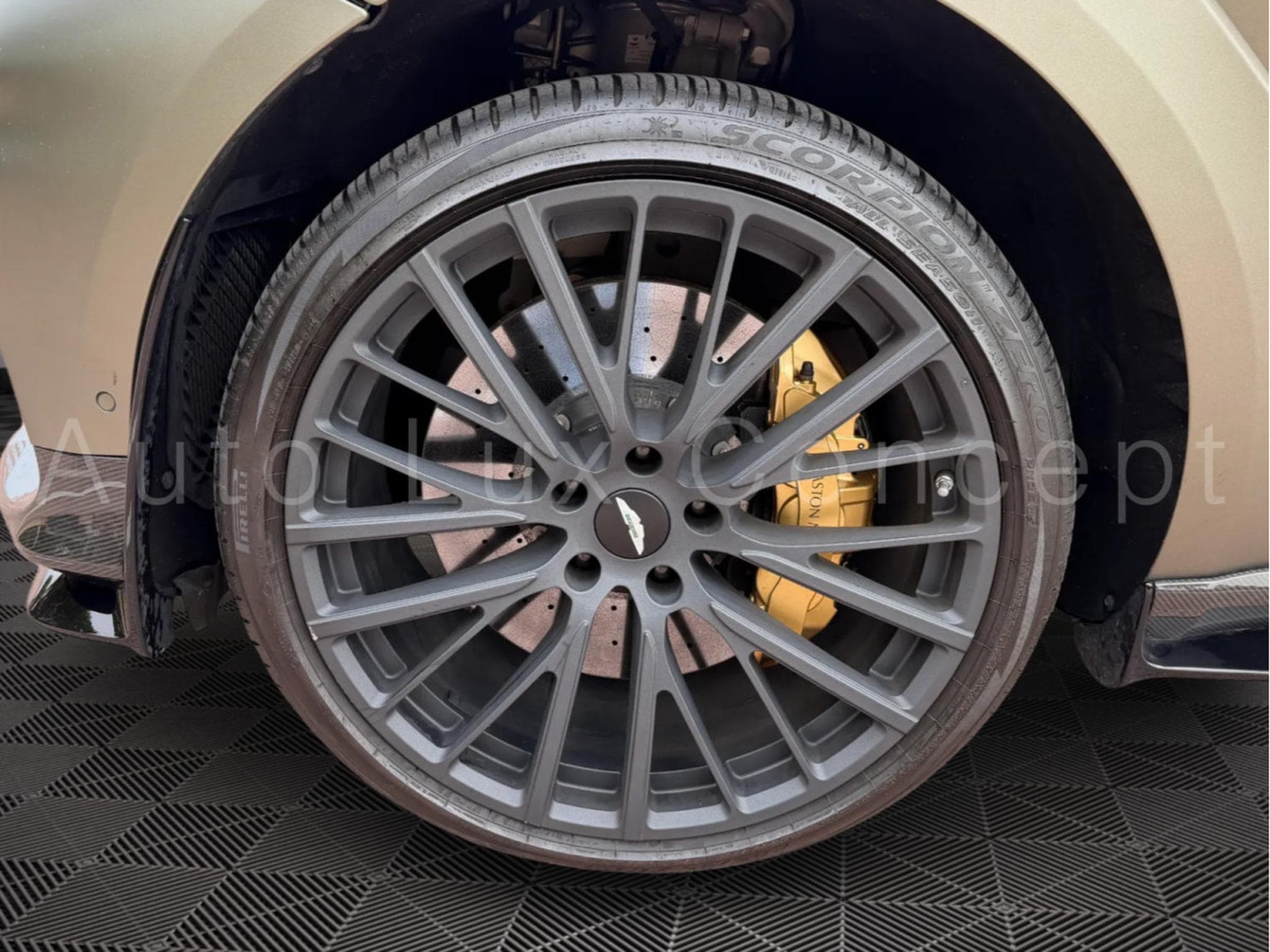 Aston-Martin DBX 707 (2022) - Photo 17