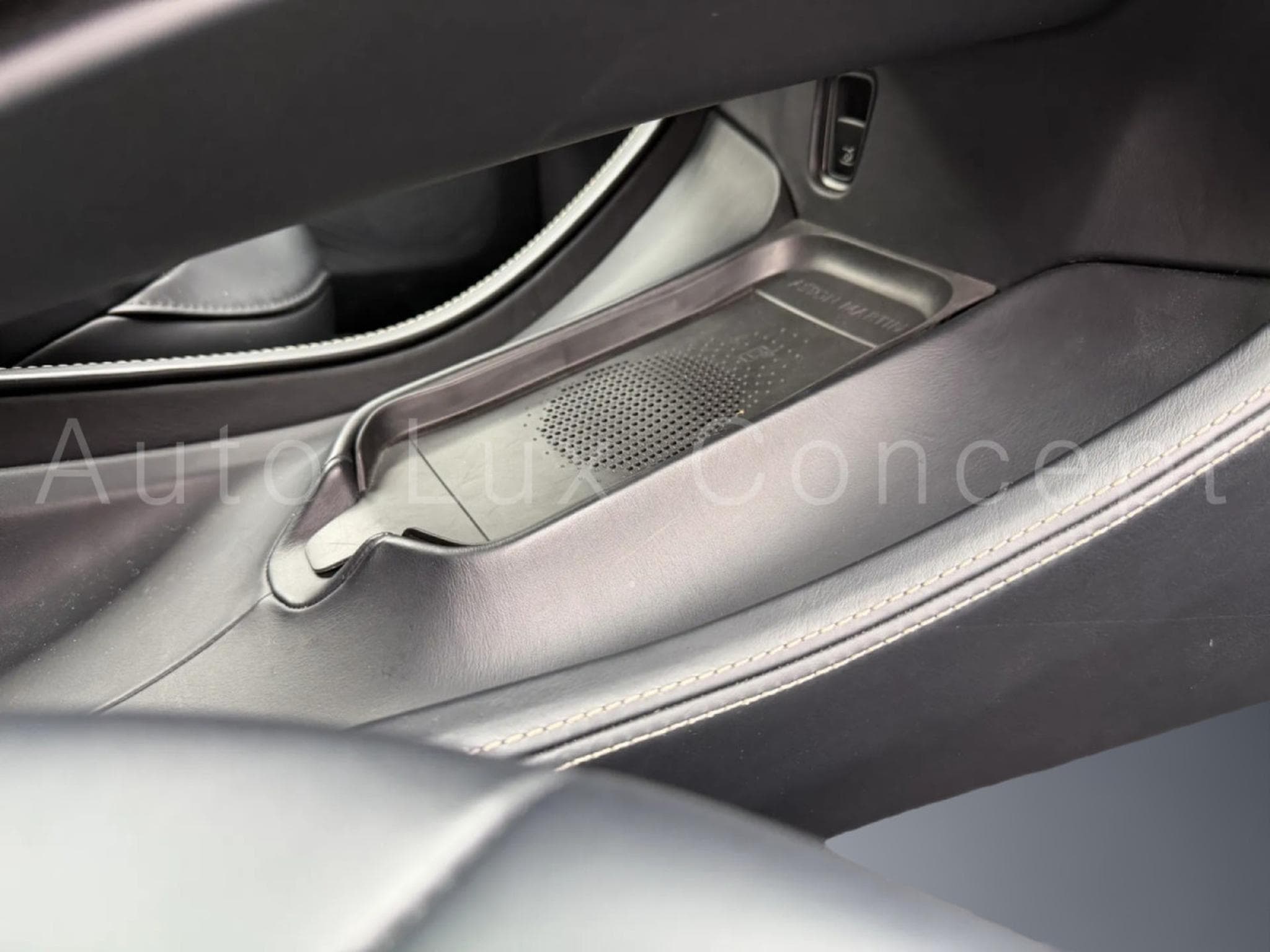 Aston-Martin DBX 707 (2022) - Photo 23