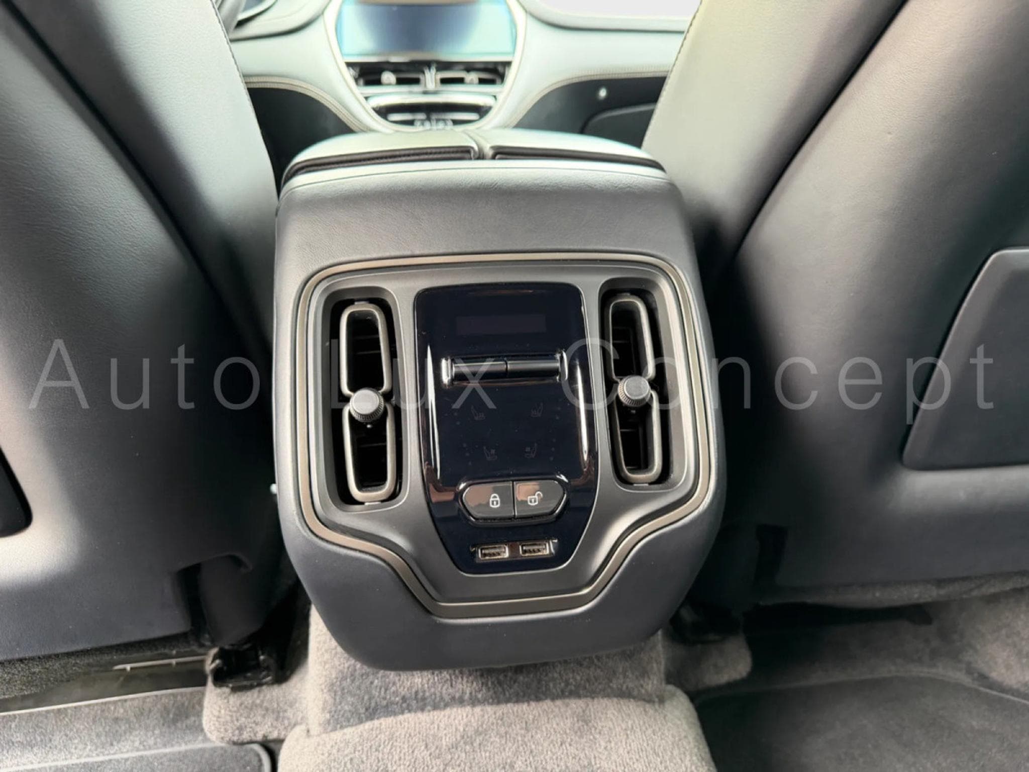 Aston-Martin DBX 707 (2022) - Photo 24