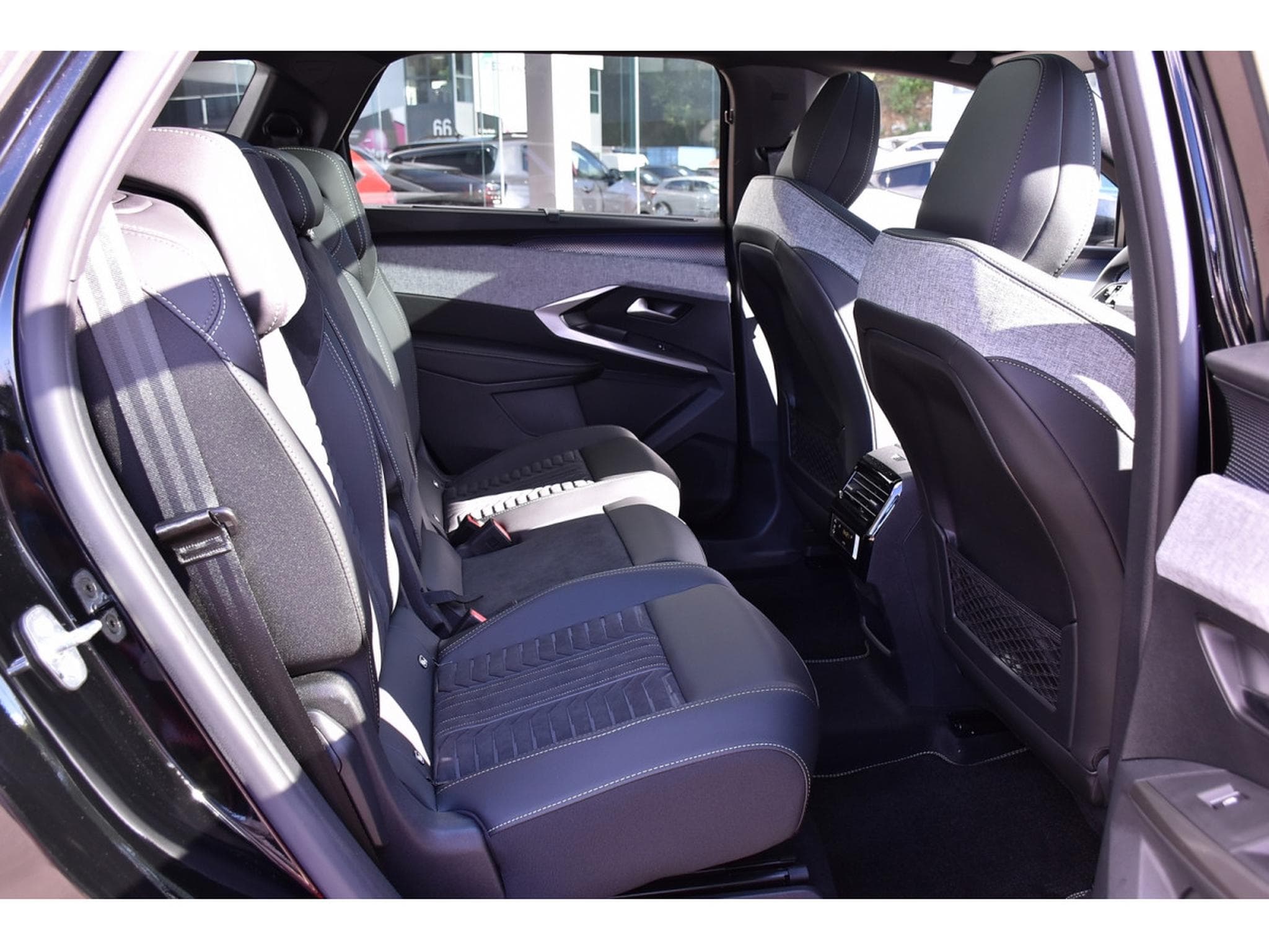 Peugeot 5008 Hybrid 145 GT Exclusive e-DCS6 PANO ACC CAM360 NEUF (2026) - Photo 7