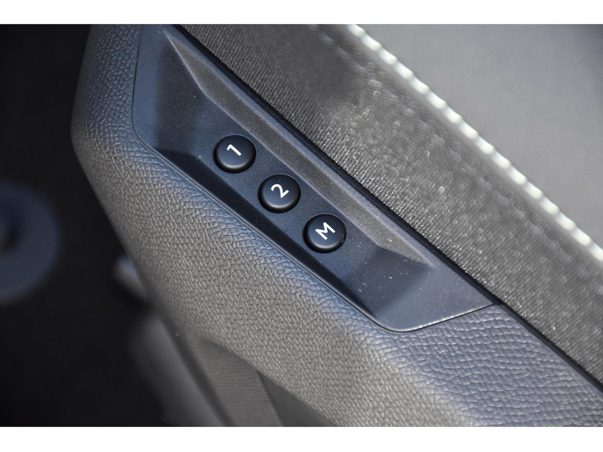 Peugeot 5008 Hybrid 145 GT Exclusive e-DCS6 PANO ACC CAM360 NEUF (2026) - Photo 24