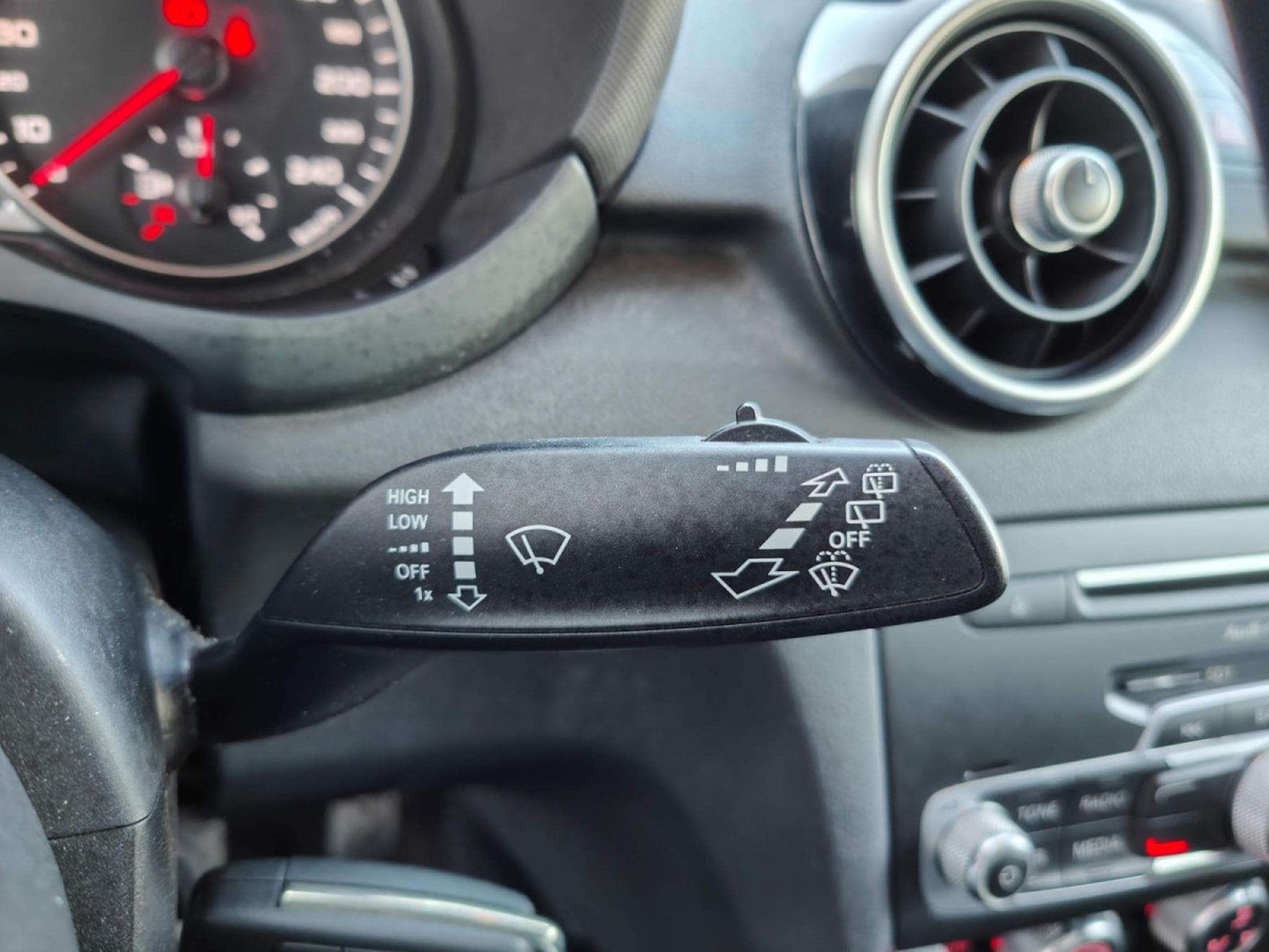 Audi A1 1.6 TDI SPORTBACK GPS BLUETOOTH CLIM AUTO APS AR (2015) - Photo 19
