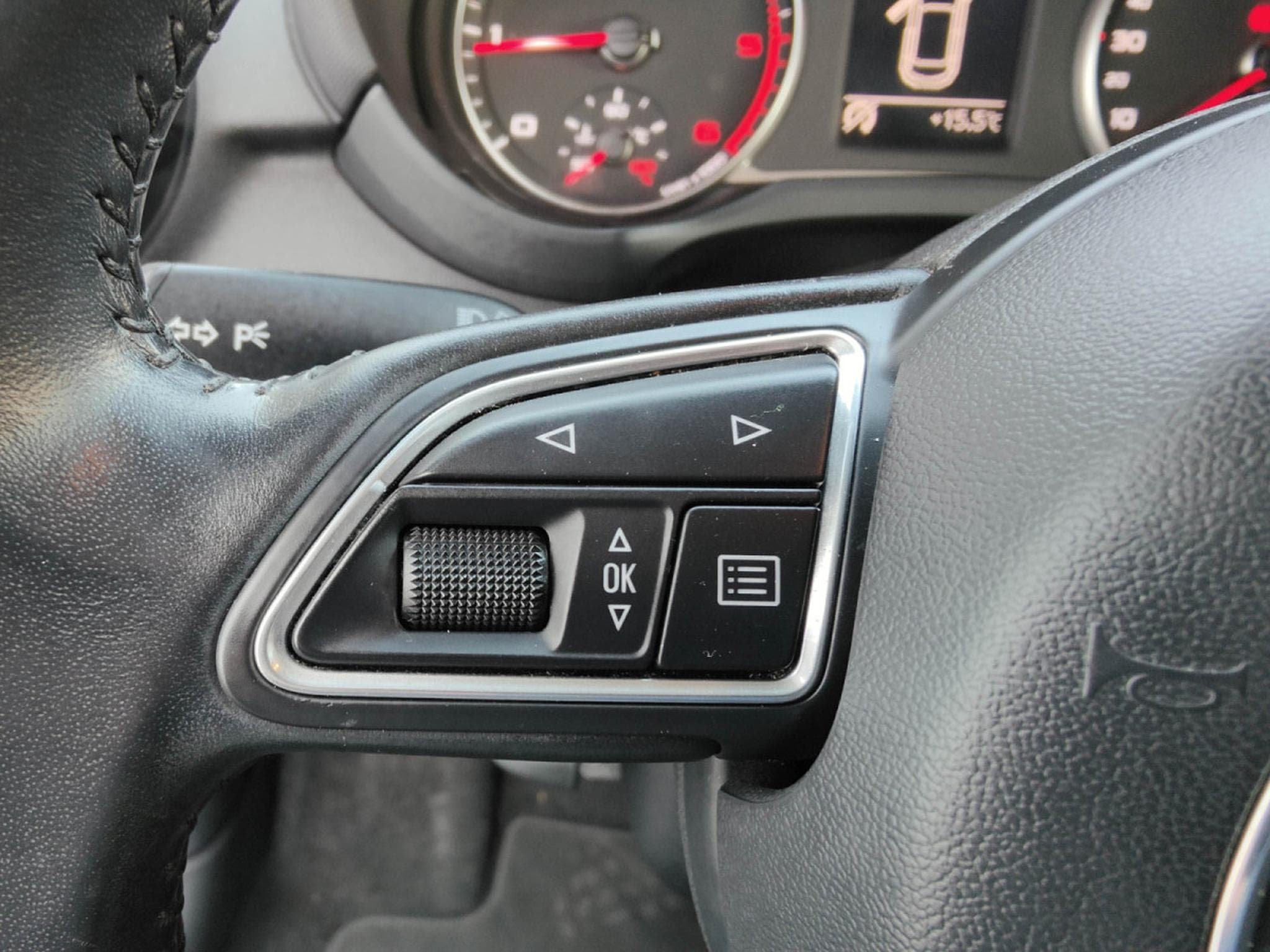 Audi A1 1.6 TDI SPORTBACK GPS BLUETOOTH CLIM AUTO APS AR (2015) - Photo 21