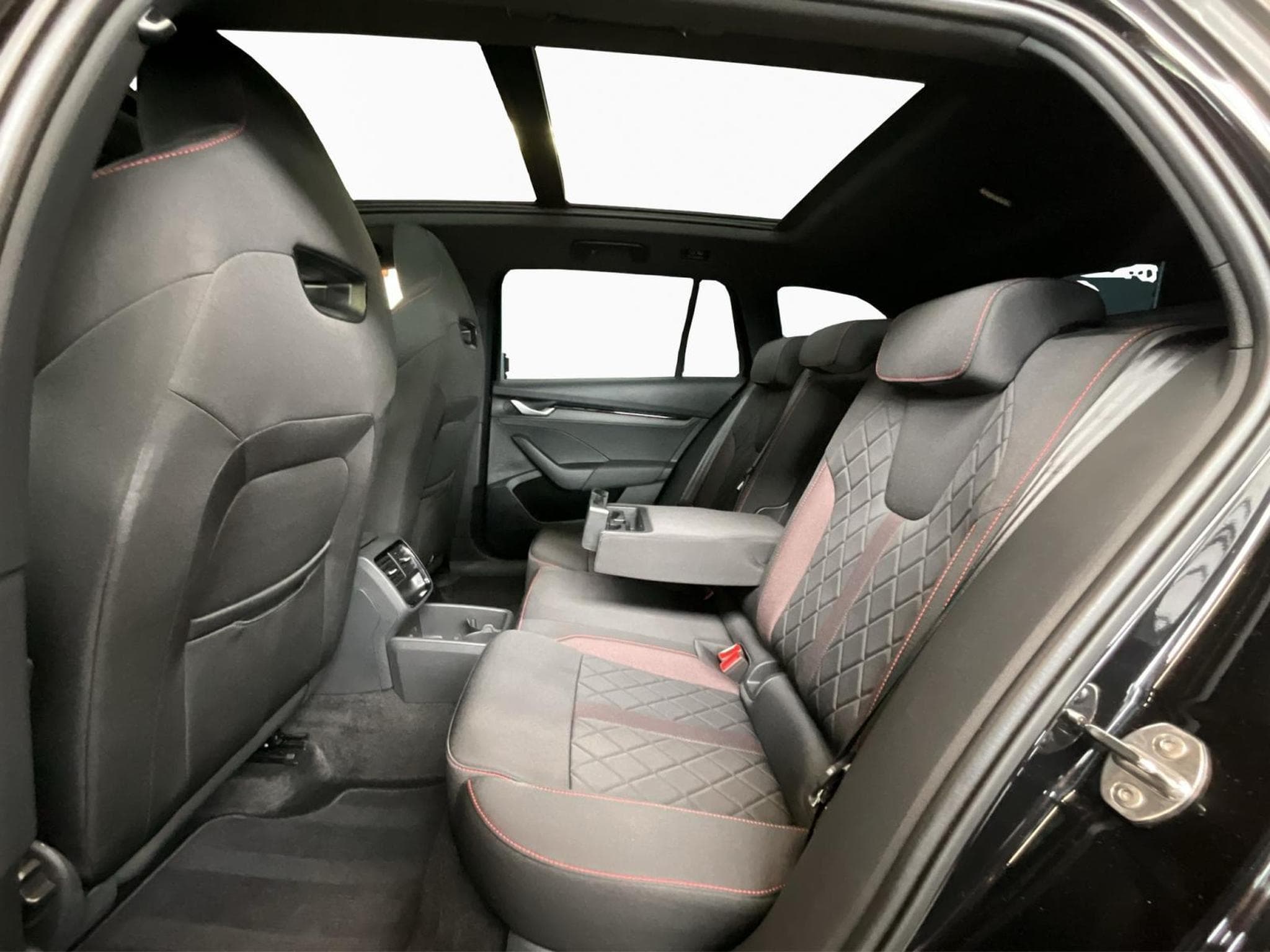 Skoda Octavia RS+DSG+Pano+360+Canton+AHK (2024) - Photo 16