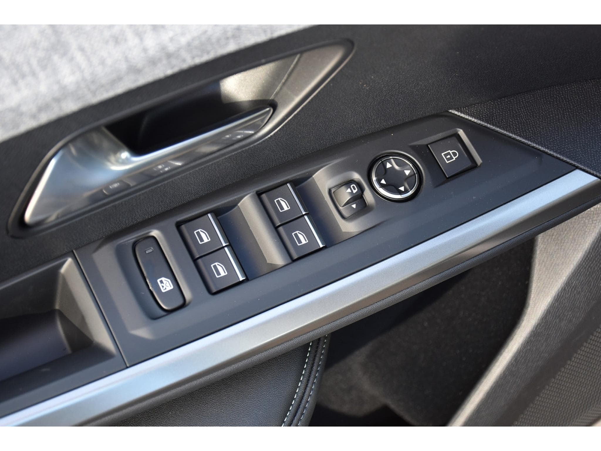 Peugeot 5008 Hybrid 145 GT Exclusive e-DCS6 PANO ACC CAM360 NEUF (2026) - Photo 22