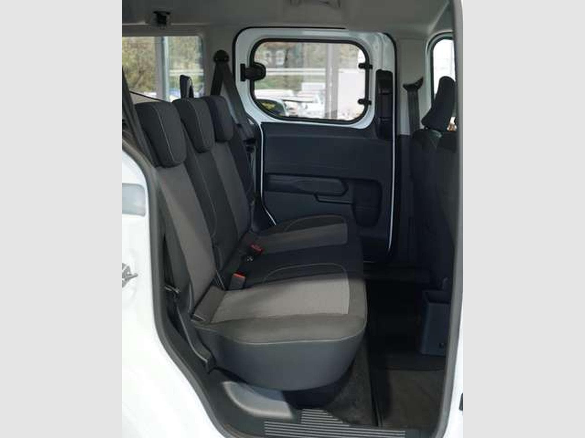 Ford Tourneo 1.0 EcoBoost Trend (2025) - Photo 13