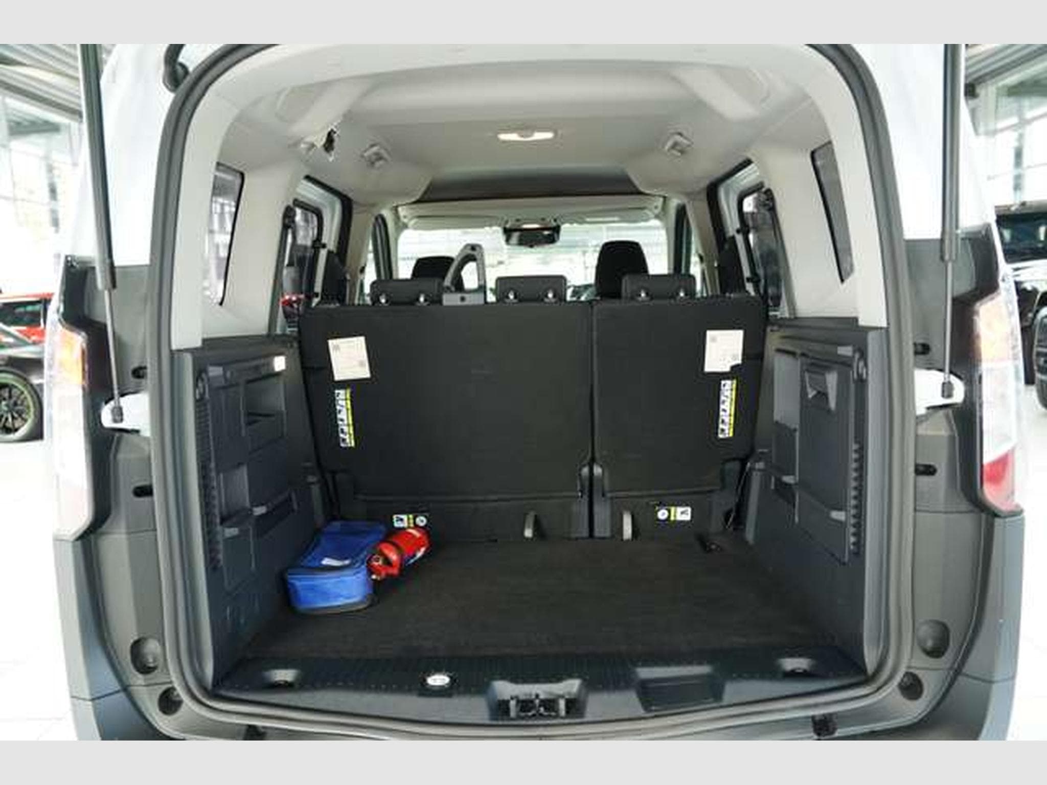 Ford Tourneo 1.0 EcoBoost Trend (2025) - Photo 29