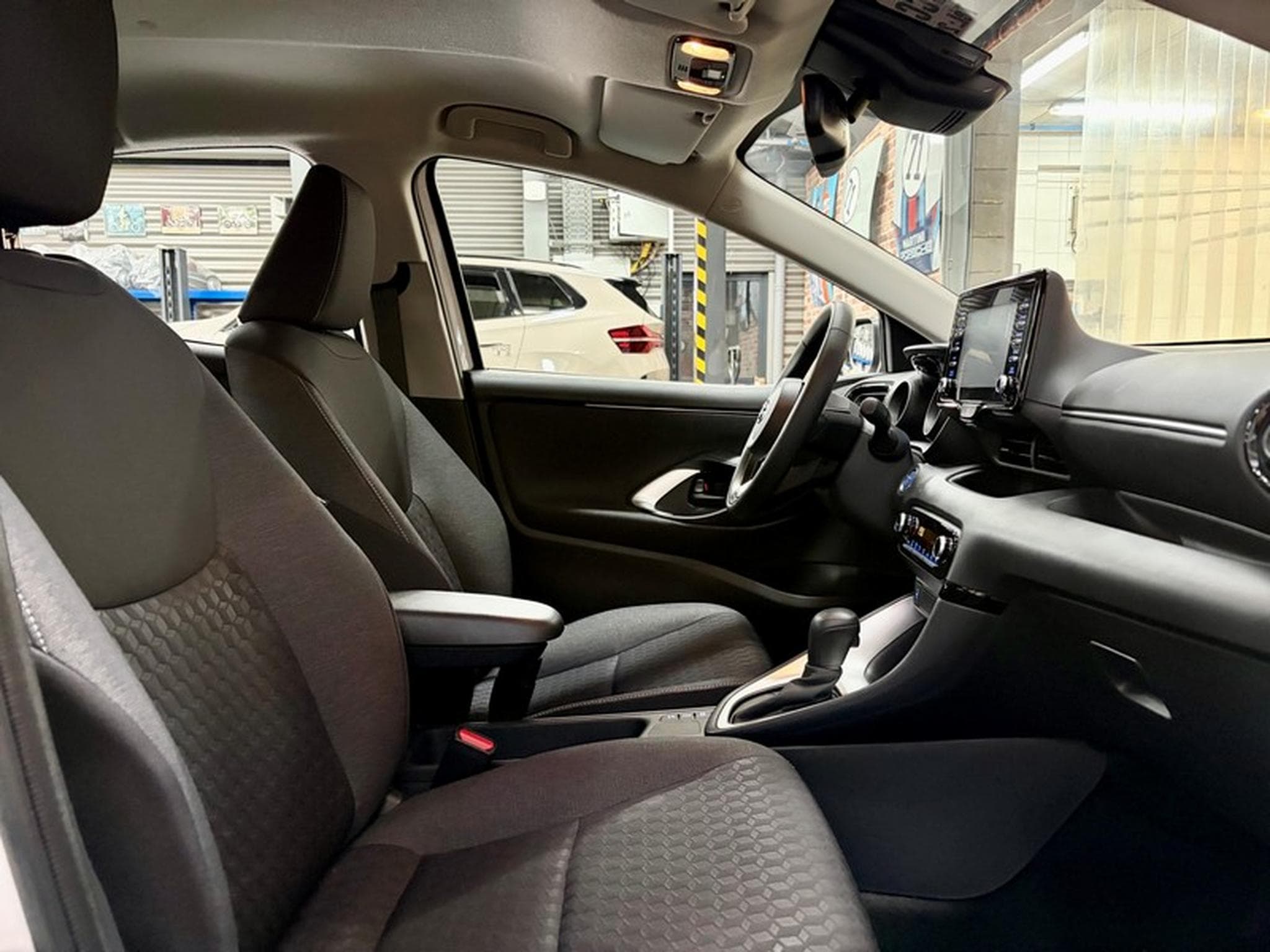 Toyota Yaris Yaris 1.5 Hybrid 92cv Auto TEAM DEUTSCHLAND (2023) - Photo 8