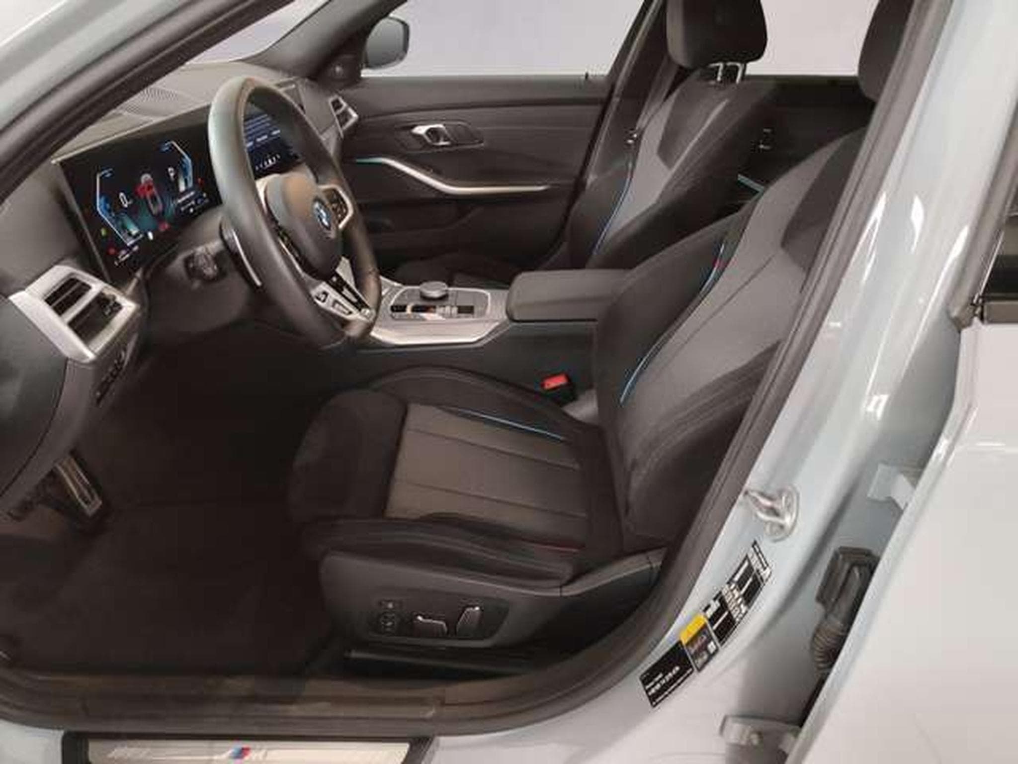BMW 330 e xDrive M Sportpaket Head-Up HK HiFi DAB (2025) - Foto 7