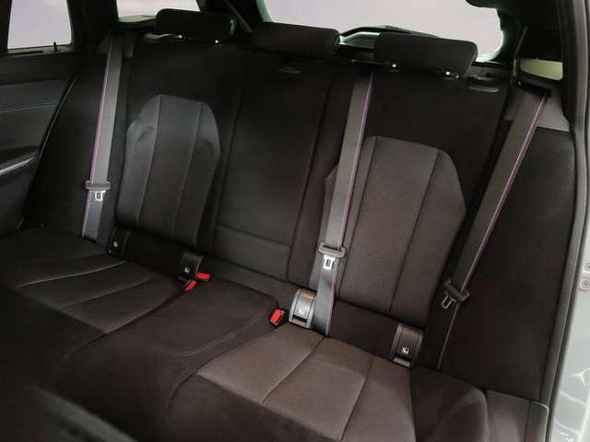 BMW 330 e xDrive M Sportpaket Head-Up HK HiFi DAB (2025) - Foto 8