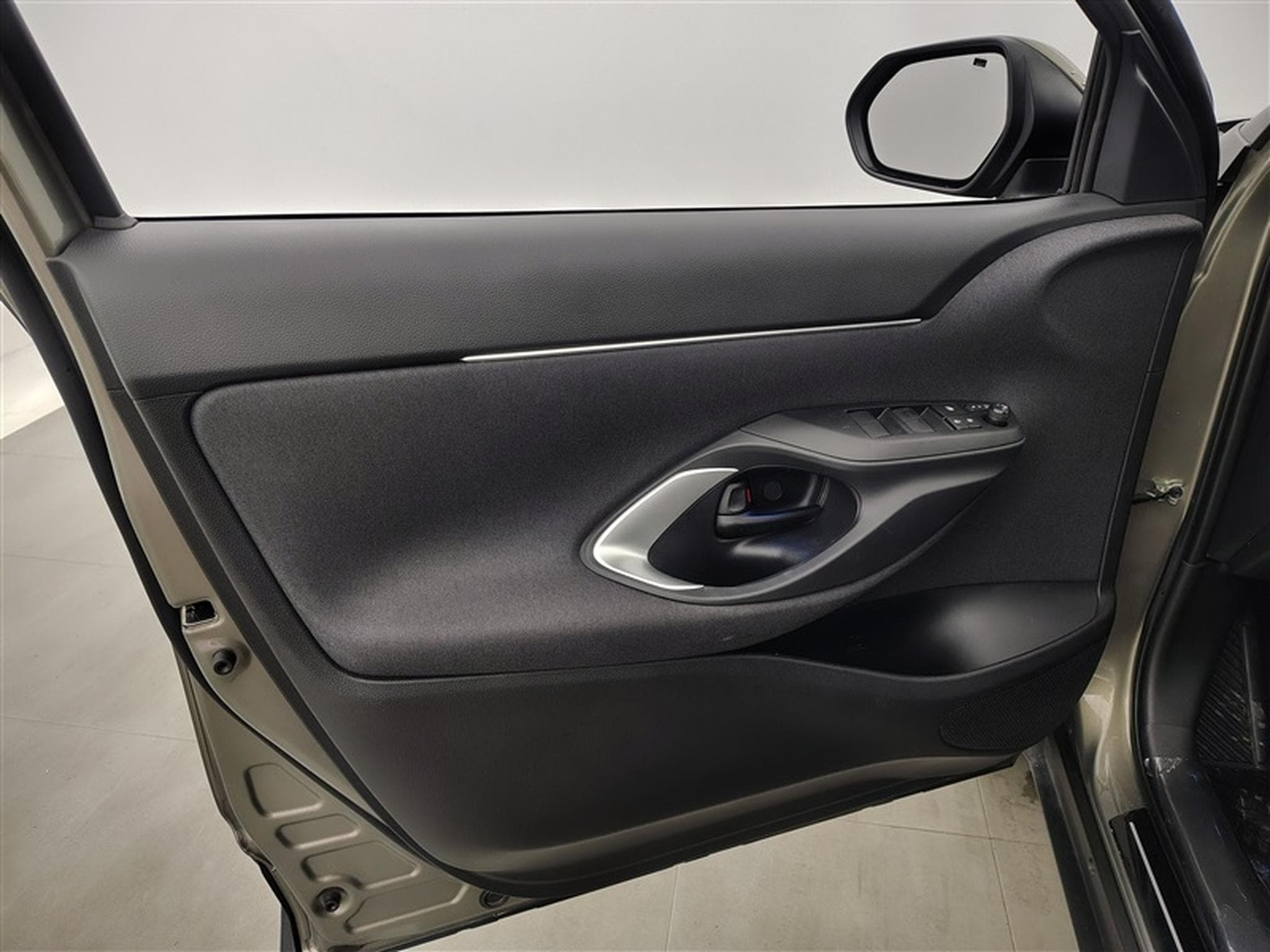 Toyota Yaris Cross Hybrid 1.5i VVT-i Dynamic Plus E-CVT *NAVI/CAM/PDC/FULL LED* (2024) - Photo 16