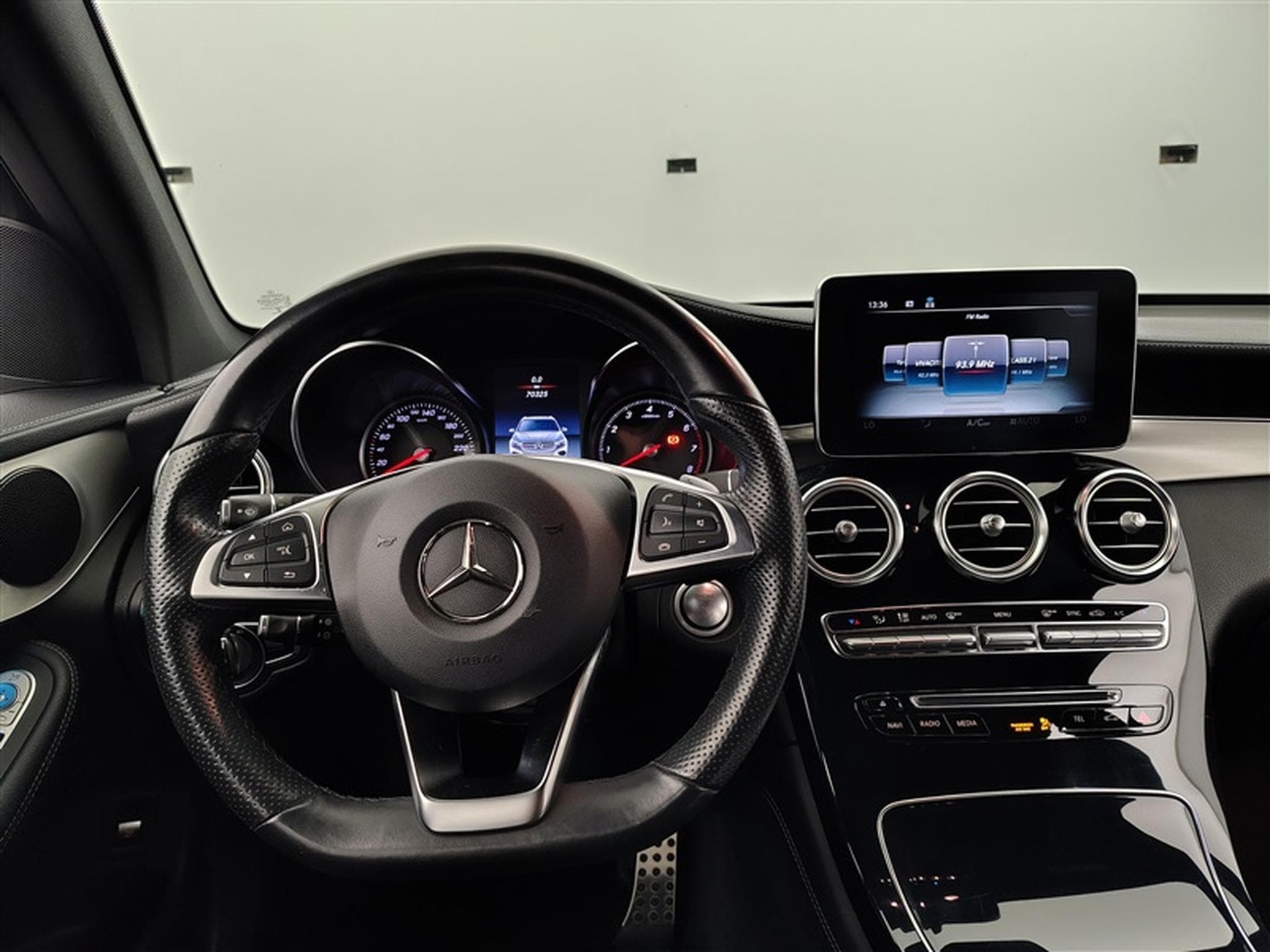 Mercedes GLC 250 4-Matic Pack AMG CILM/NAVI/CAMERA (2019) - Photo 9