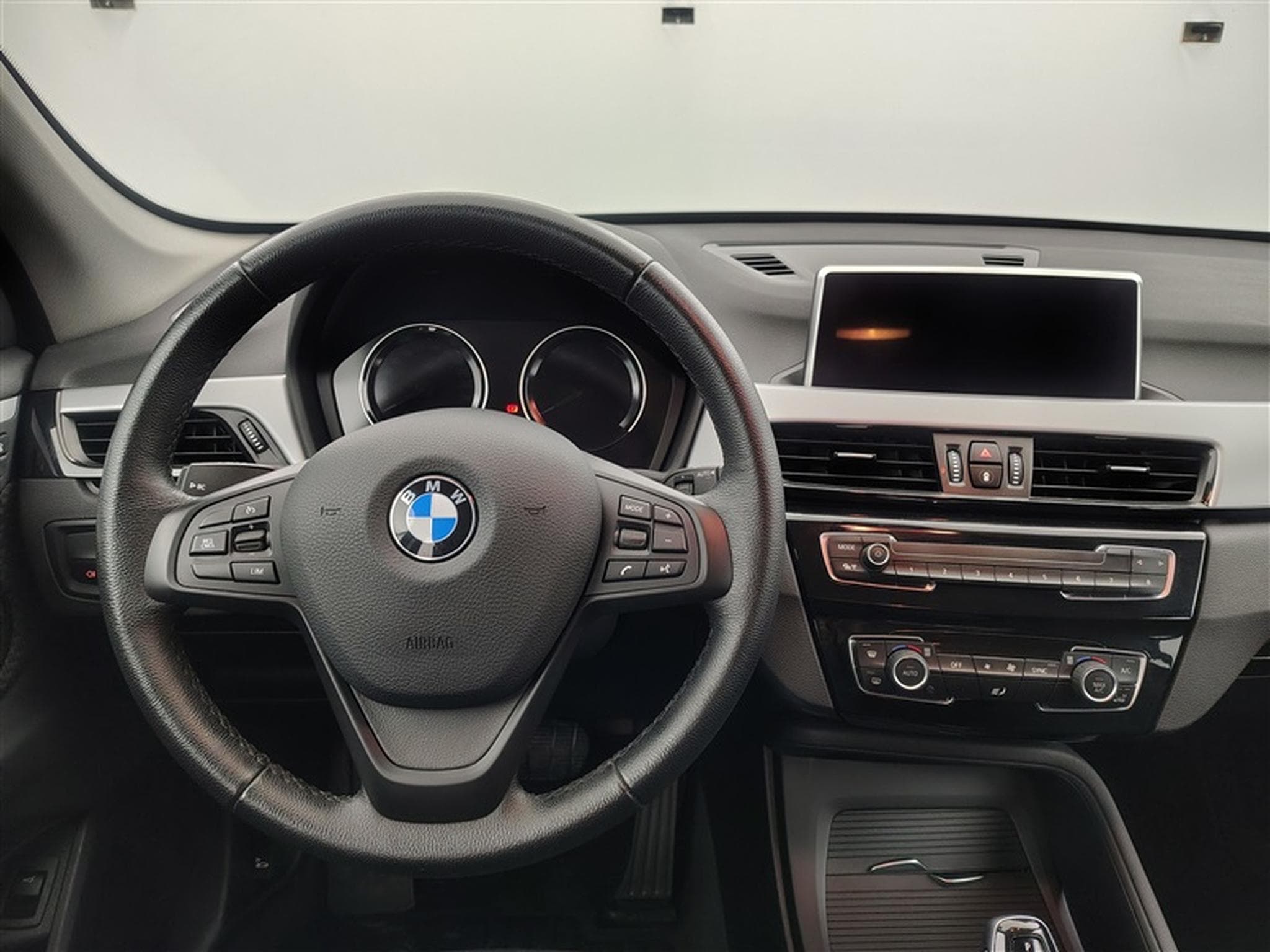 BMW X1 1.5 dA sDrive16 NAVI / CLIM / PDC AV-AR (2022) - Photo 9