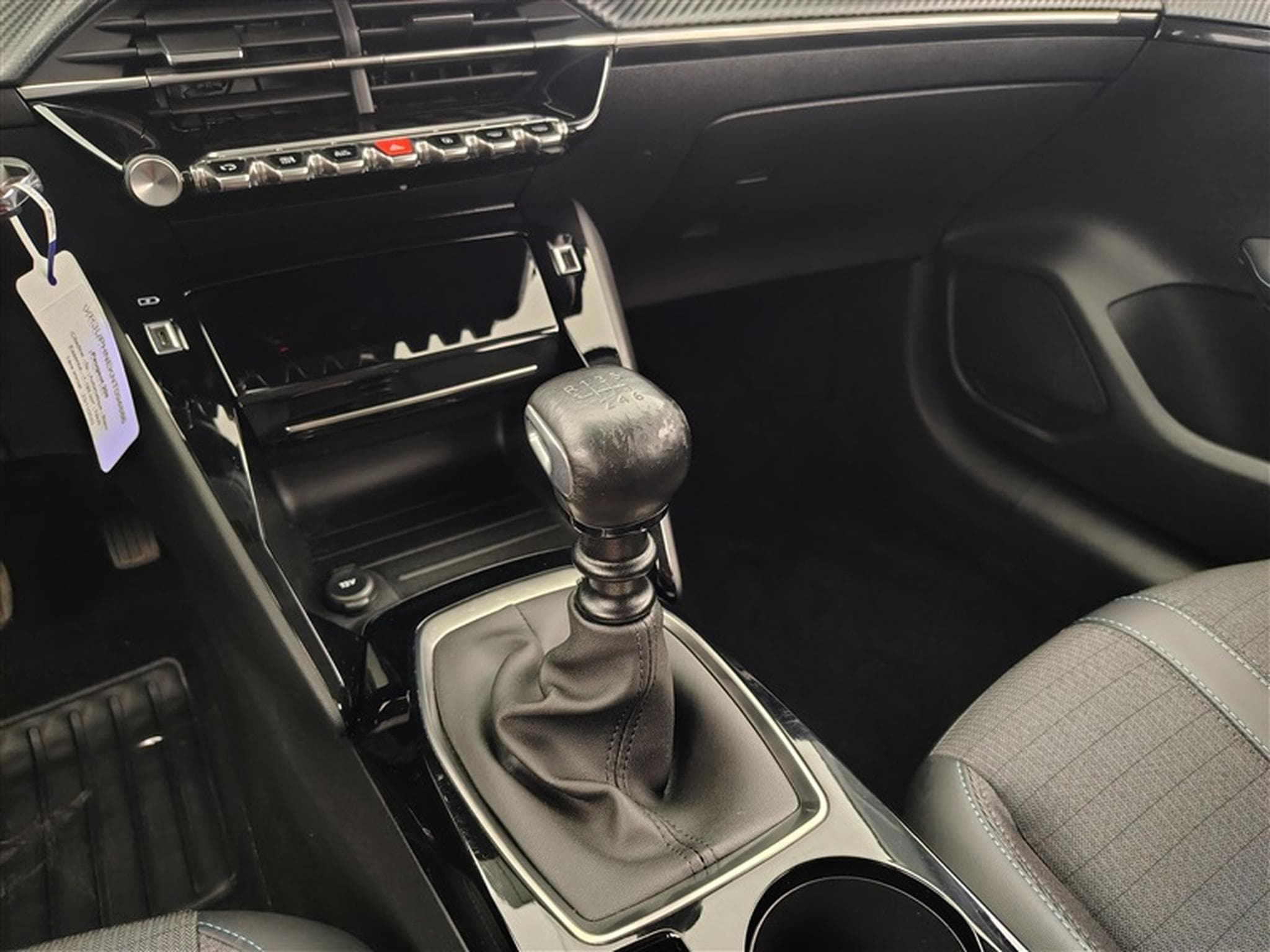 Peugeot 208 1.2i PureTech Allure CARPLAY / S-CUIR / CLIM / FULL LED (2022) - Photo 12