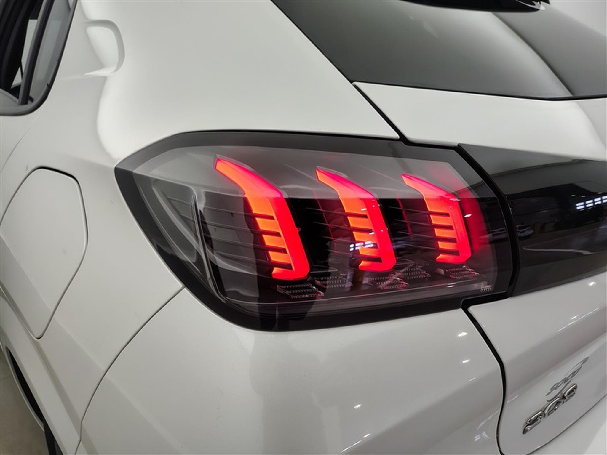 Peugeot 208 1.2i PureTech Allure CARPLAY / S-CUIR / CLIM / FULL LED (2022) - Photo 16