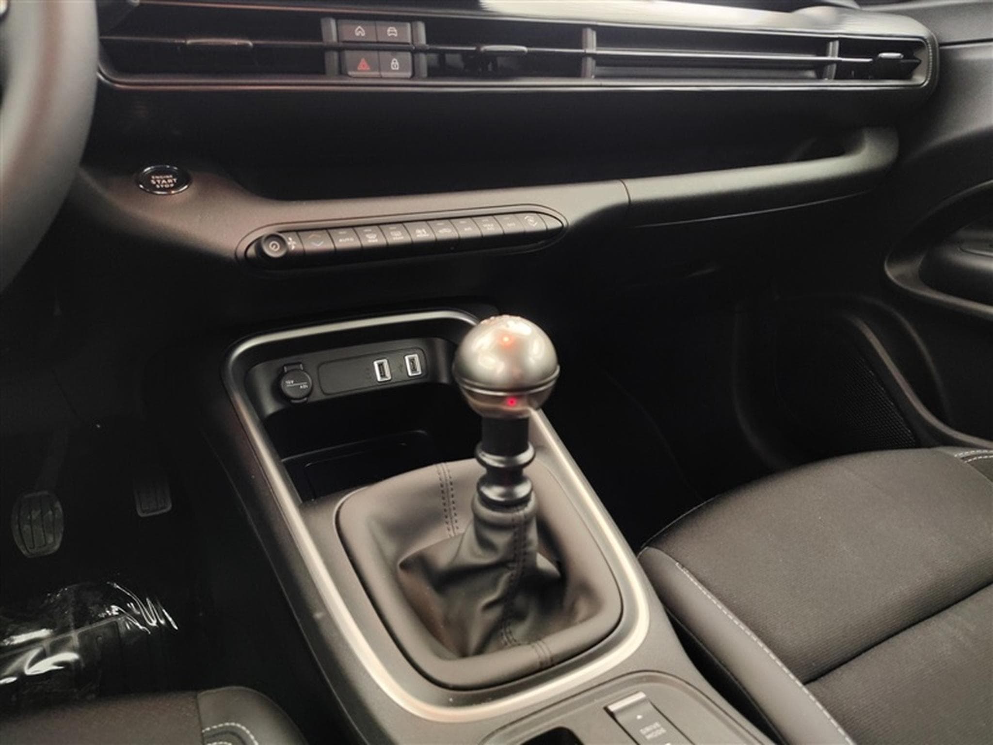 Jeep Avenger 1.2 Turbo 100cv Altitude NAVI / FULL LED / CUIR PARTIEL /CAM (2025) - Photo 16