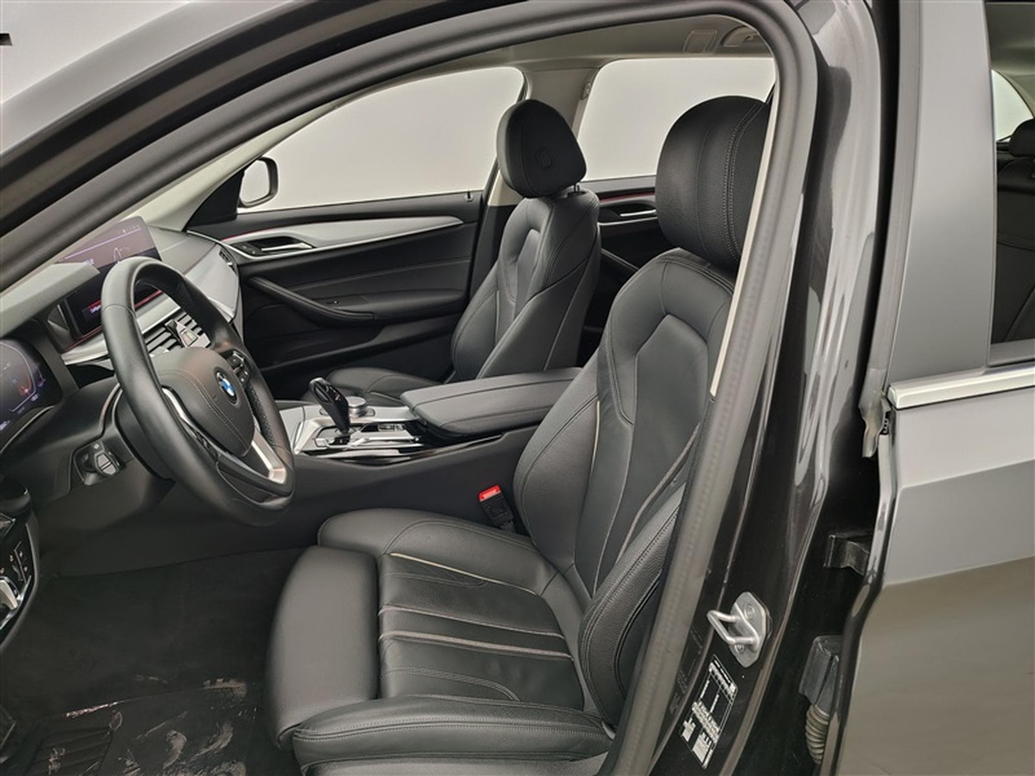 BMW 520 Touring 520iA MHEV/CUIR/NAVI/FULL LED/JA/PDC (2023) - Photo 7