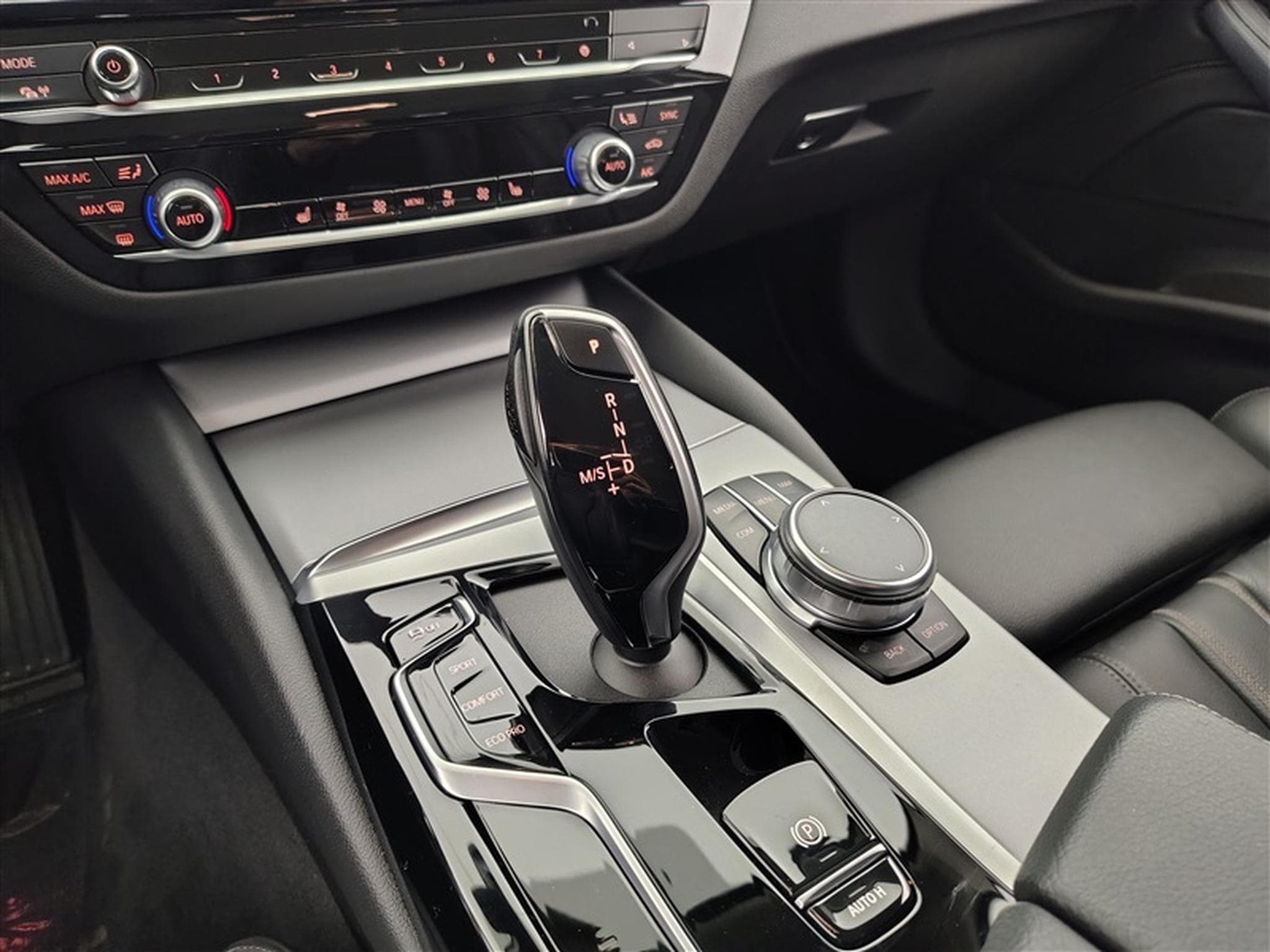 BMW 520 Touring 520iA MHEV/CUIR/NAVI/FULL LED/JA/PDC (2023) - Photo 12