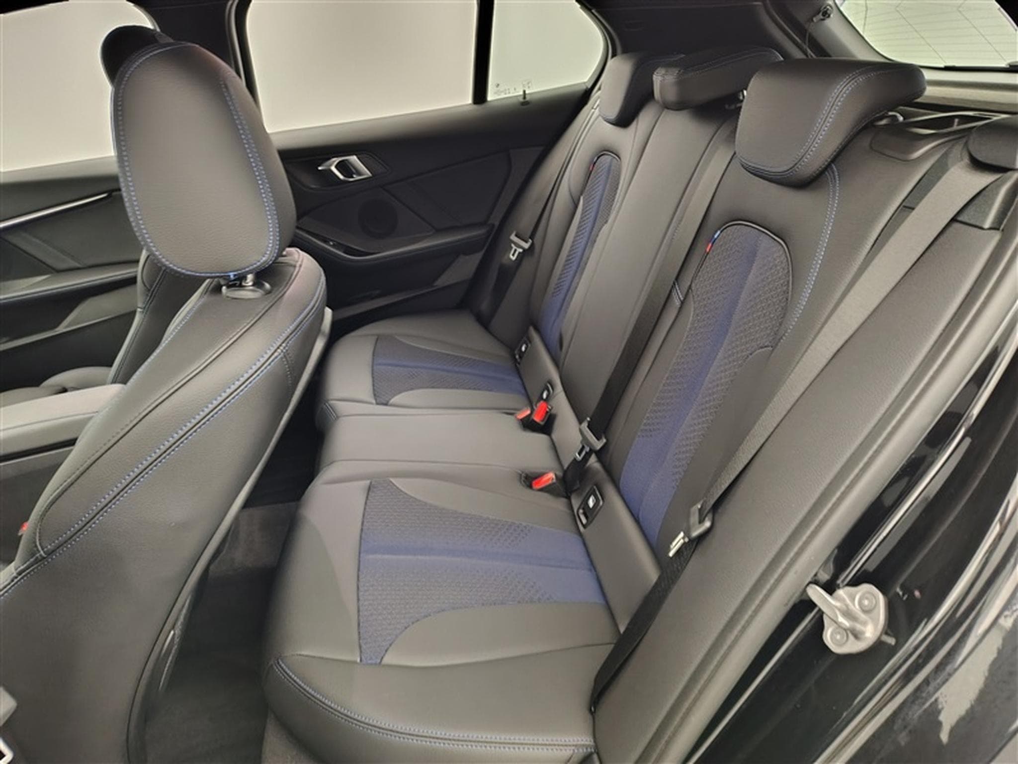 BMW 118 iA Pack M NAVI / FULL LED / S-CUIR (2023) - Photo 13
