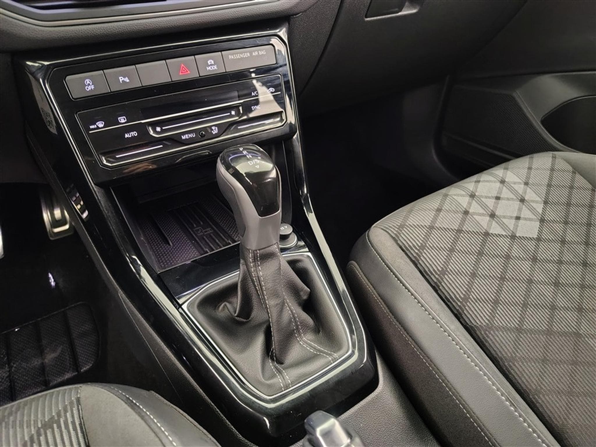 VW T-Cross 1.0 TSI 115Cv DSG7 R-Line CARPLAY / CAMERA / FULL LED (2025) - Photo 12