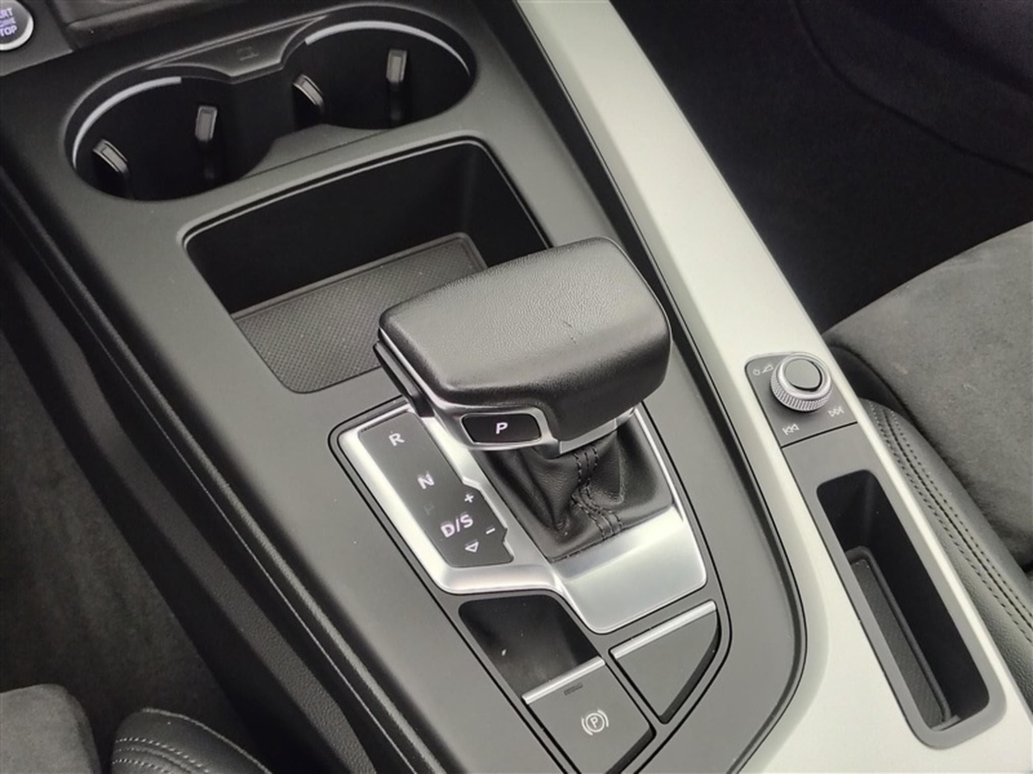 Audi A4 35 TFSI S tronic S-LINE/S-CUIR/NAVI/TO PANO/FULL LED (2023) - Photo 12