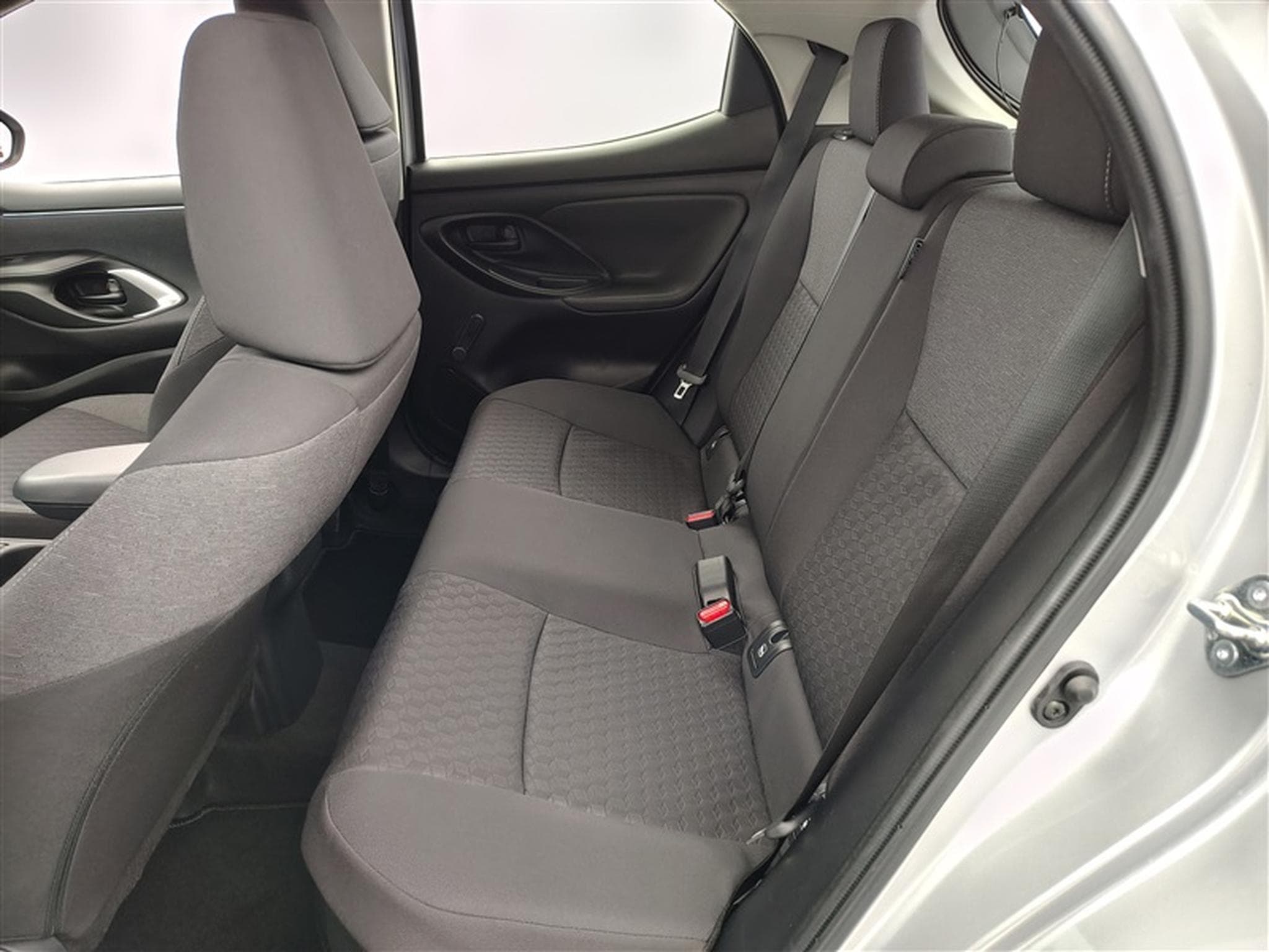 Toyota Yaris 1.5i VVT-i Hybrid E-CVT CARPLAY / CLIM (2025) - Photo 13