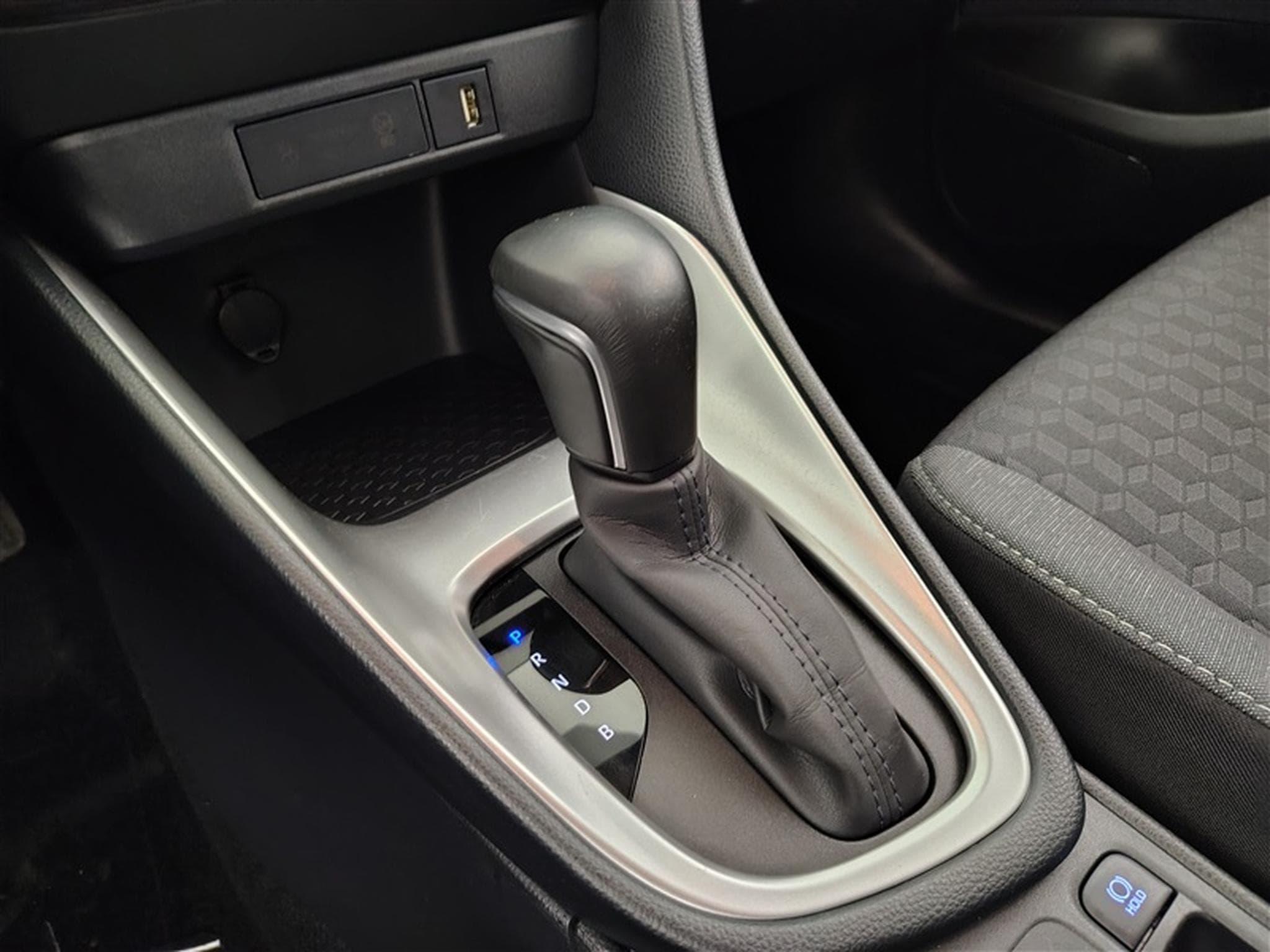 Toyota Yaris 1.5i VVT-i Hybrid E-CVT CARPLAY / CLIM (2025) - Photo 12