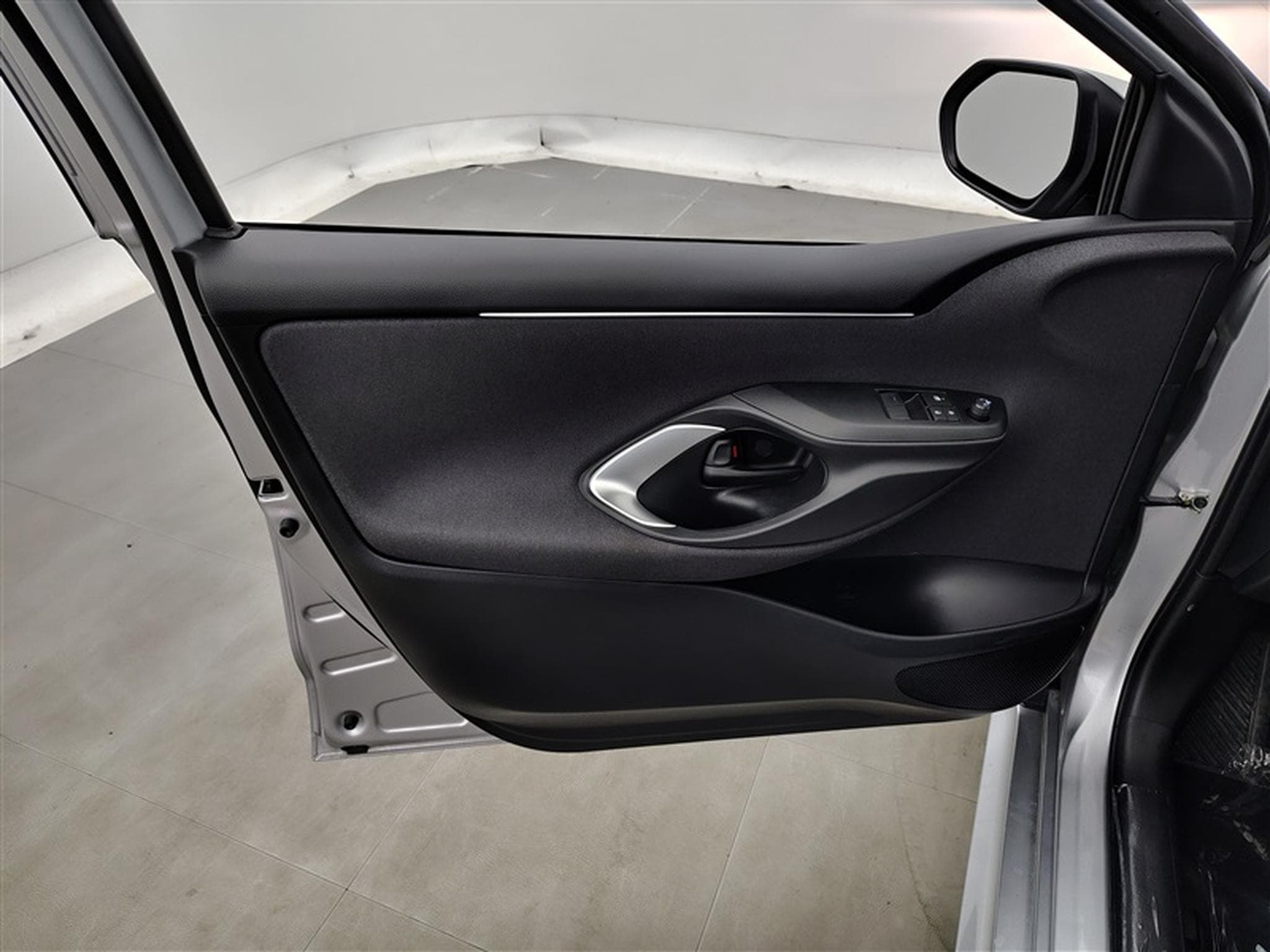 Toyota Yaris 1.5i VVT-i Hybrid E-CVT CARPLAY / CLIM (2025) - Photo 17