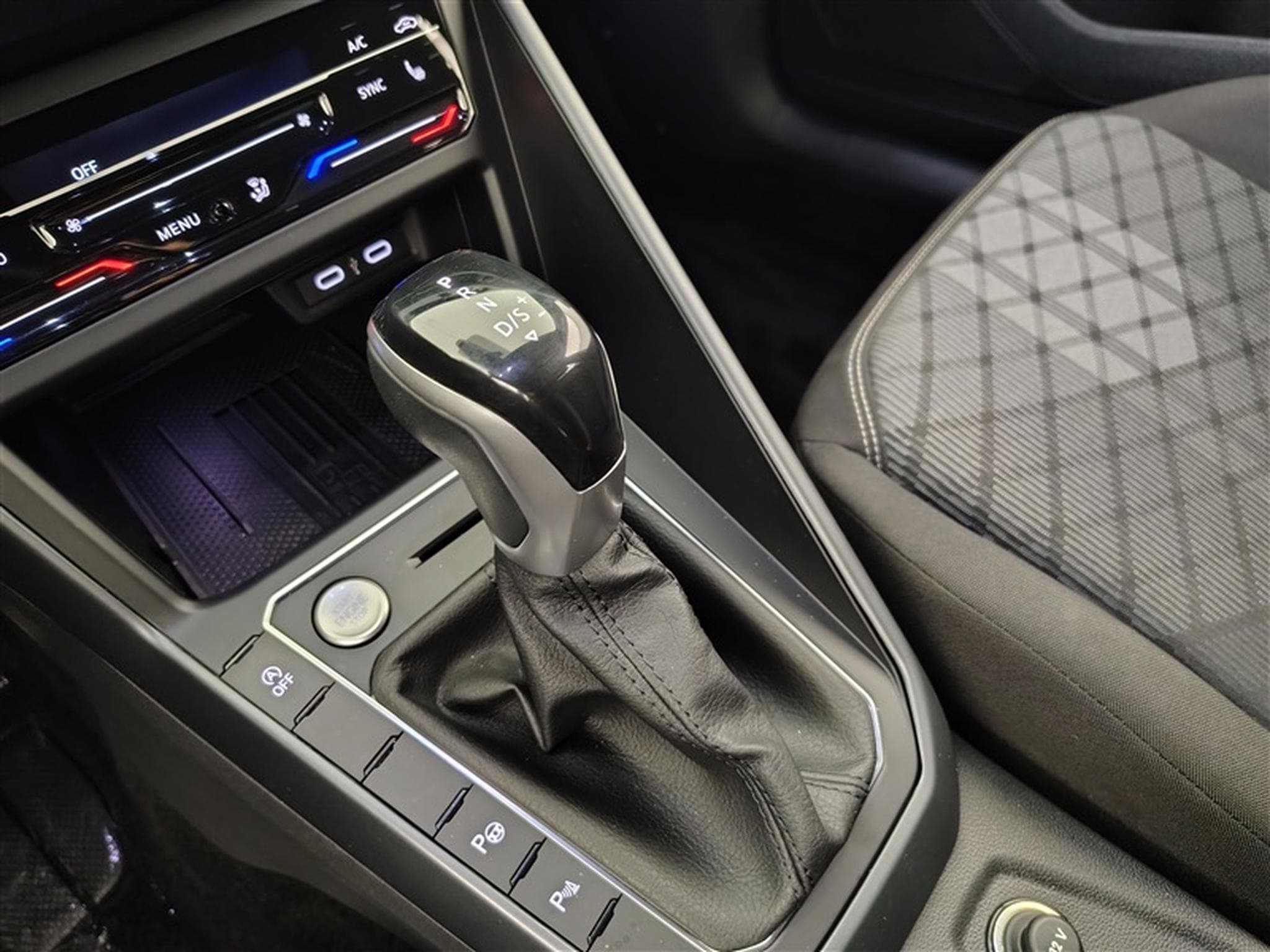 VW Taigo 1.0 TSI 115cv DSG R-Line NAVI / CARPLAY / CAMERA (2025) - Photo 12
