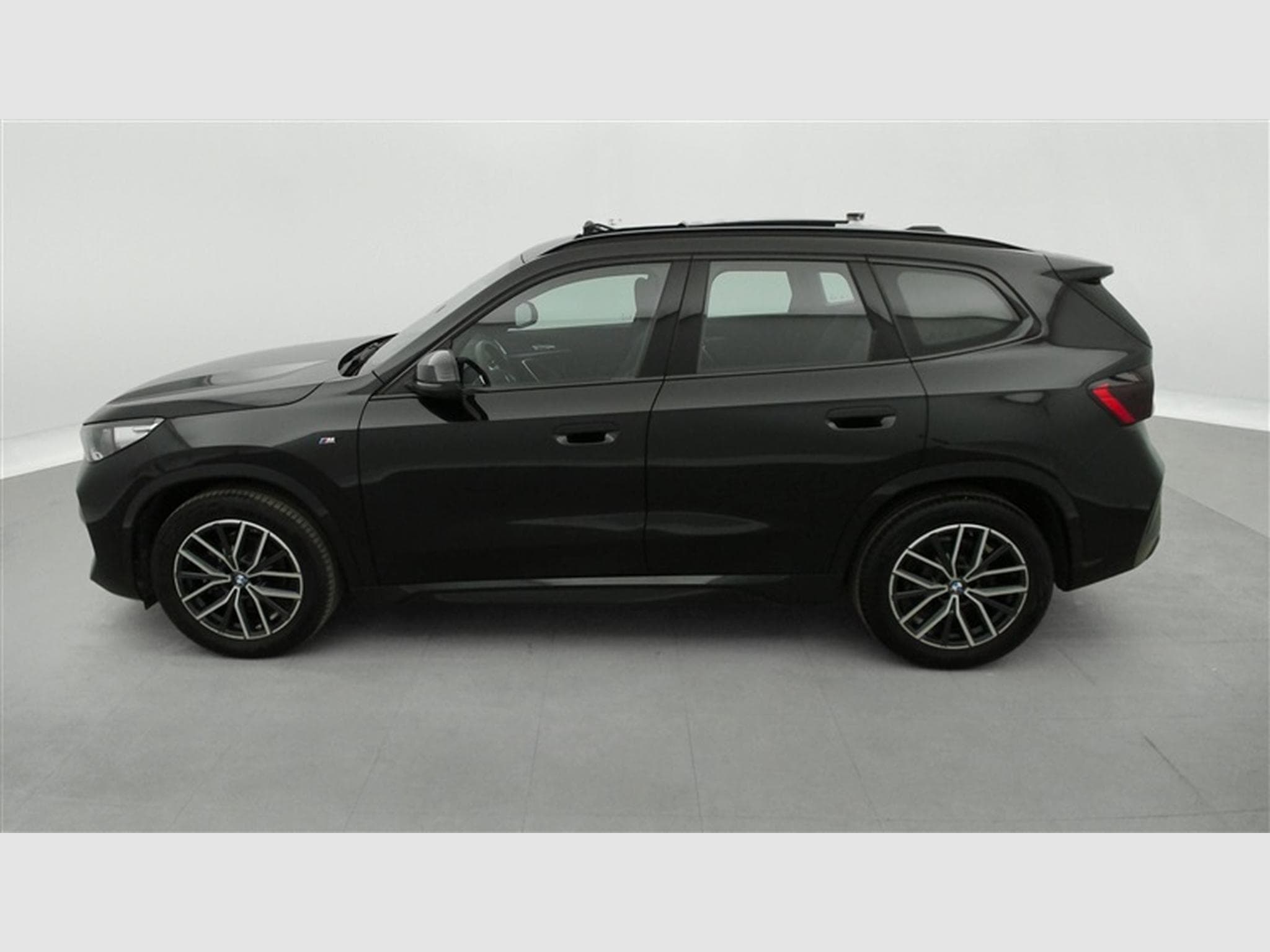 BMW X1 1.5iA sDrive18 Pack M NAVI / FULL LED / PANO / JA 18 (2025) - Photo 3