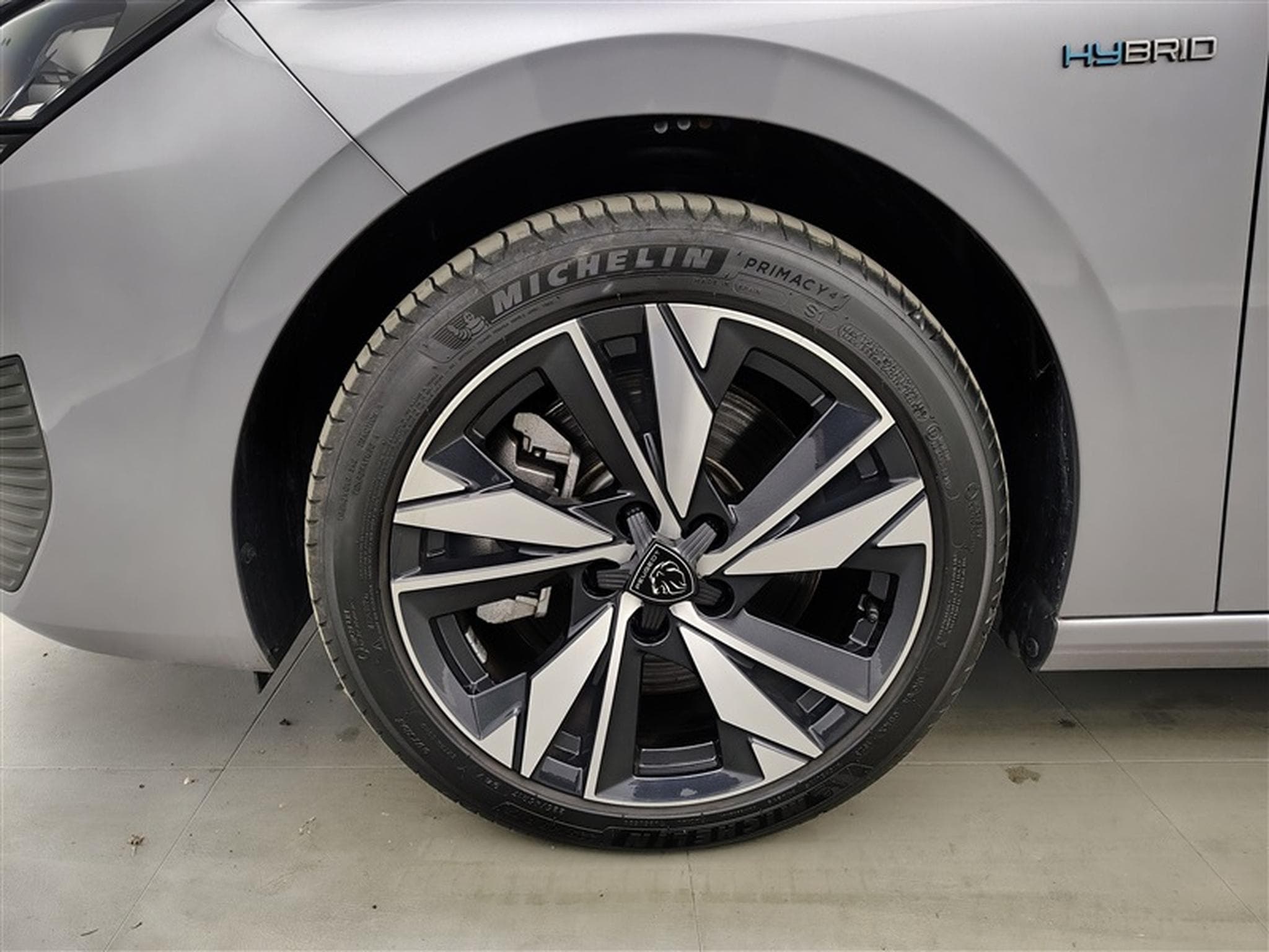 Peugeot 308 1.6 Hybrid Allure S&S GPS/CAMERA/PDC/ACC/JA 17" (2023) - Photo 6