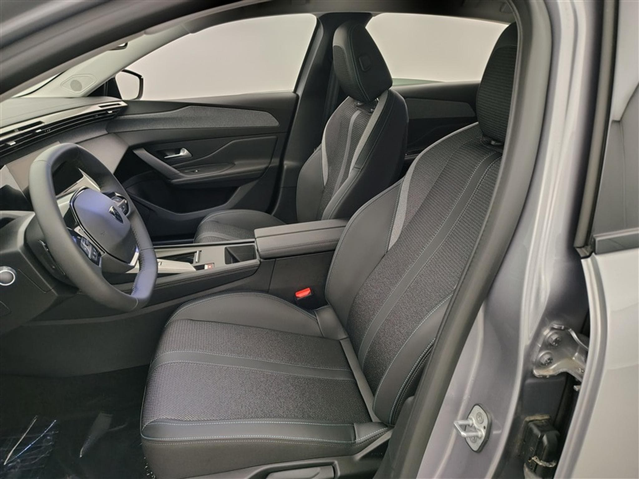 Peugeot 308 1.6 Hybrid Allure S&S GPS/CAMERA/PDC/ACC/JA 17" (2023) - Photo 7