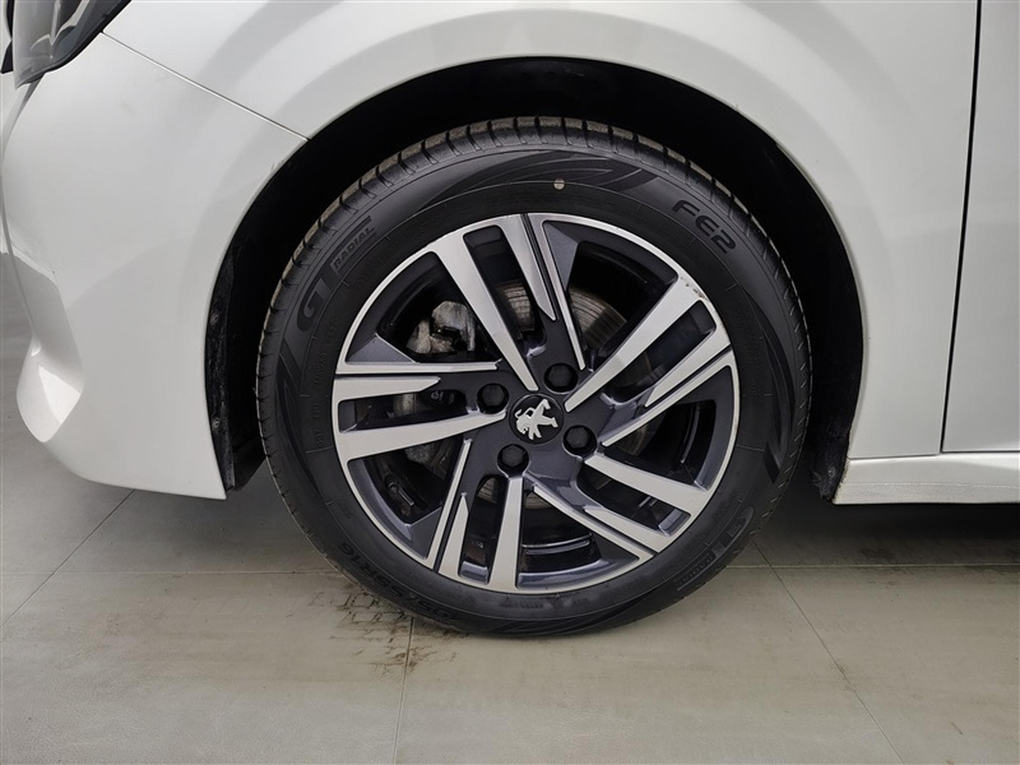 Peugeot 208 1.2i PureTech Allure NAVI / S-CUIR / FULL LED (2023) - Photo 6