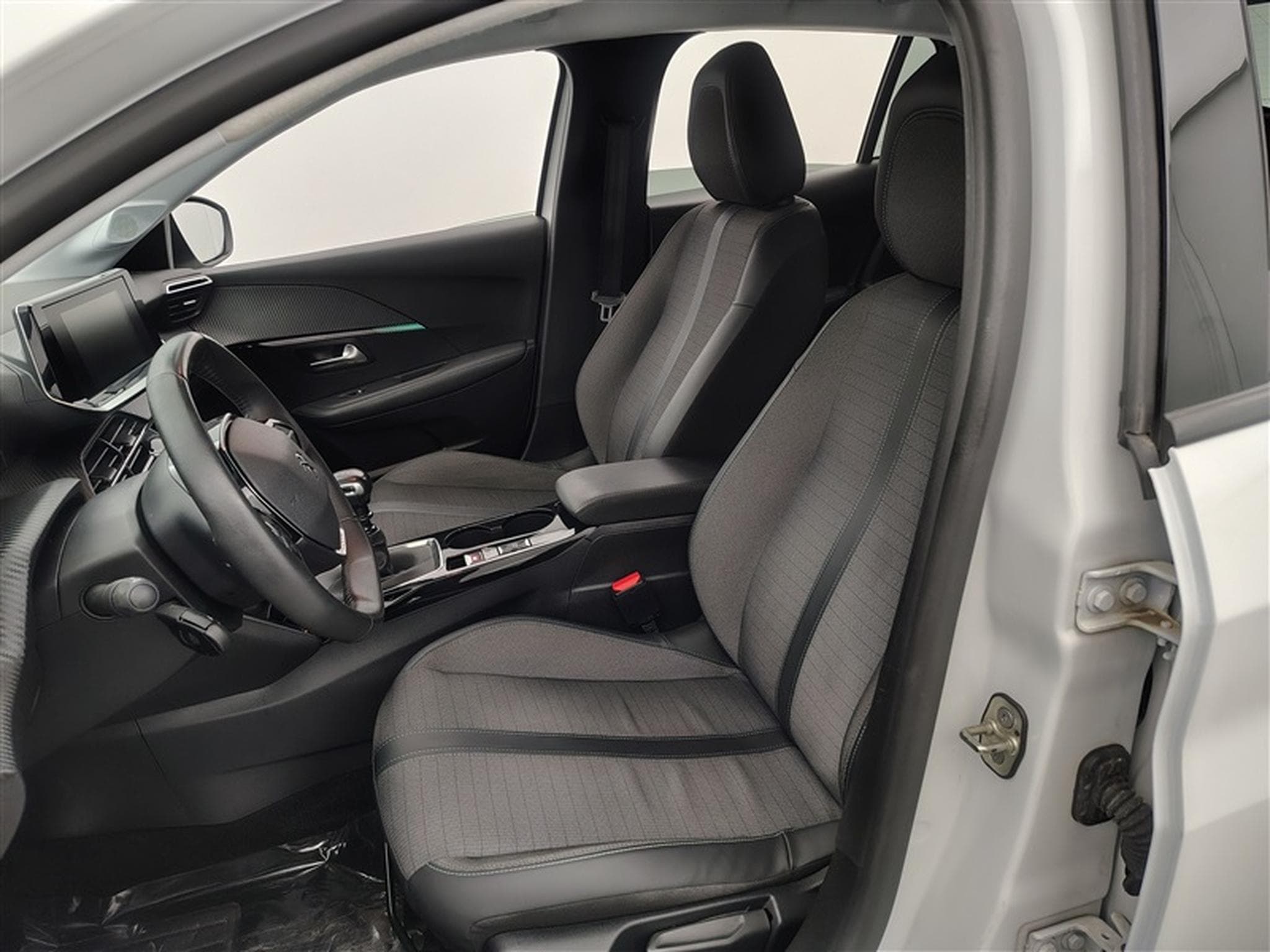Peugeot 208 1.2i PureTech Allure NAVI / S-CUIR / FULL LED (2023) - Photo 7