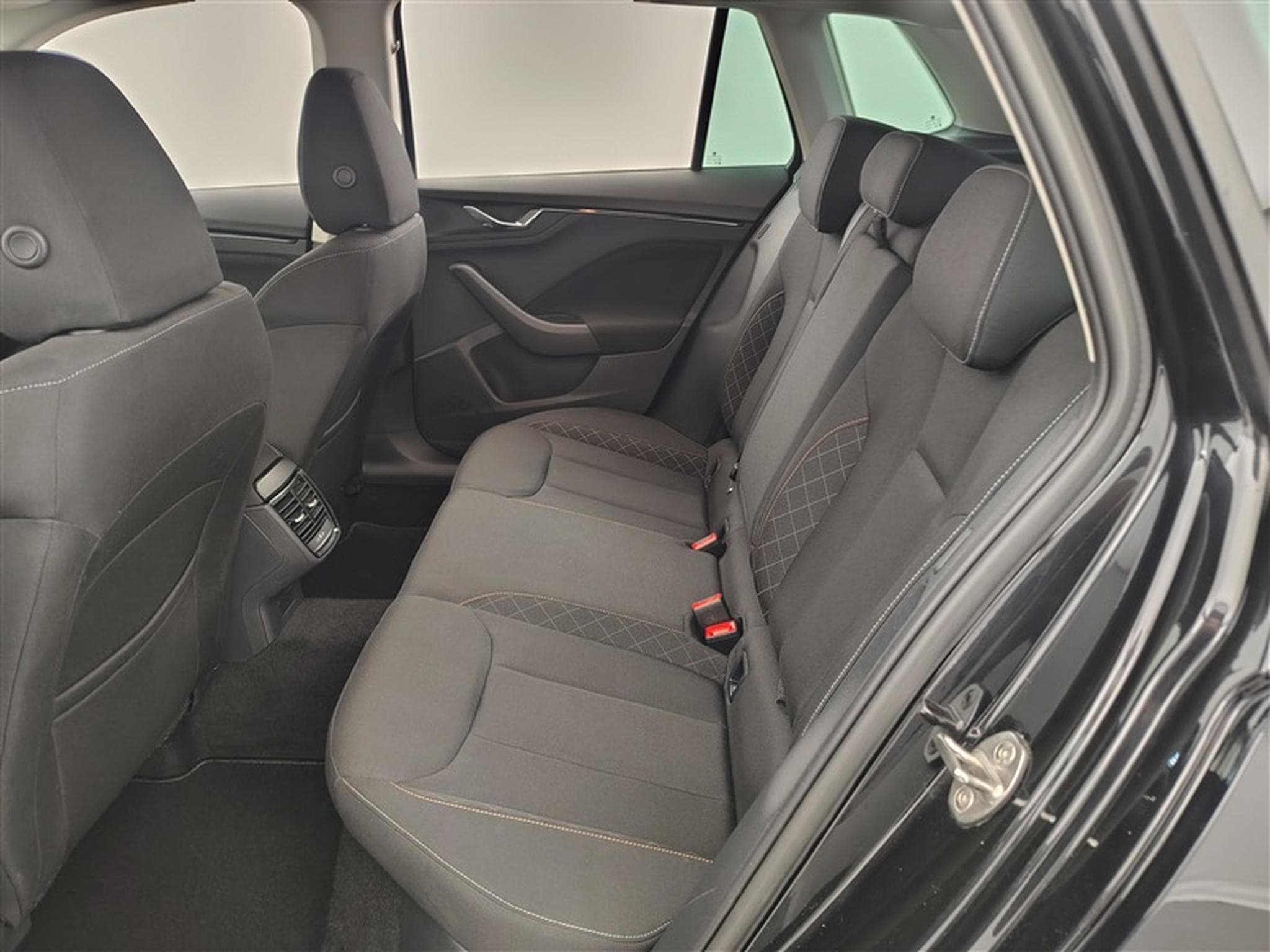 Skoda Kamiq 1.0 TSI 110cv DSG Ambition NAVI / FULL LED / CARPLAY (2024) - Photo 13