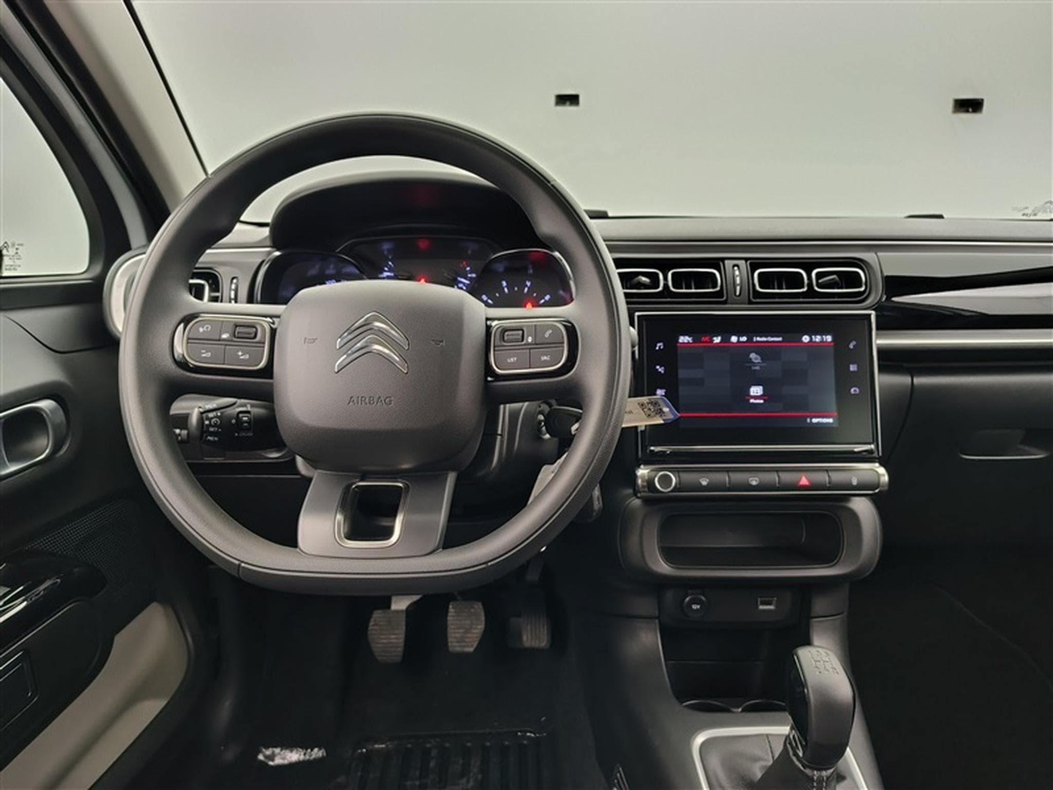 Citroen C3 1.2i PureTech Shine CARPLAY / FULL LED / JA 16" (2023) - Photo 9