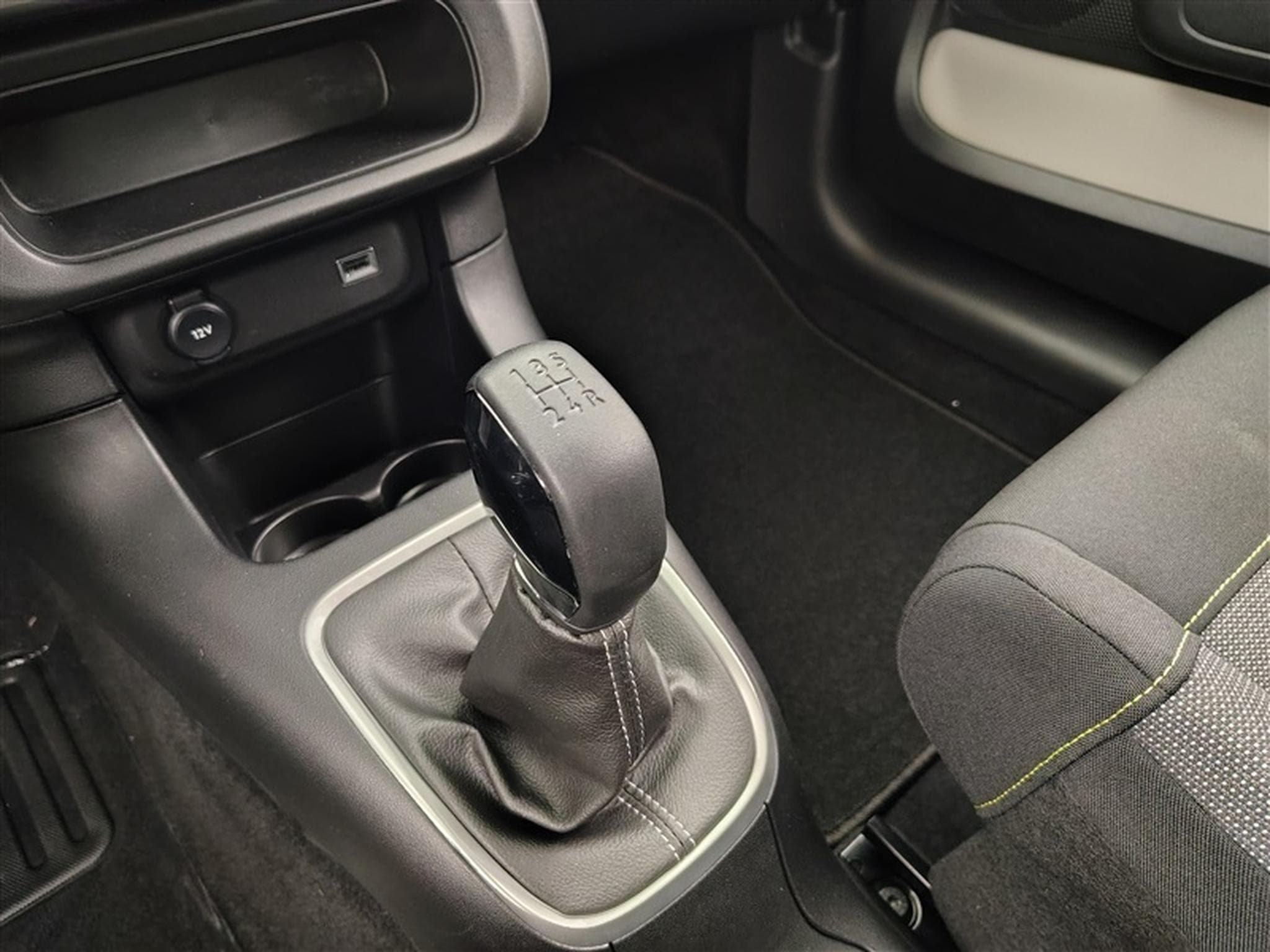 Citroen C3 1.2i PureTech Shine CARPLAY / FULL LED / JA 16" (2023) - Photo 12