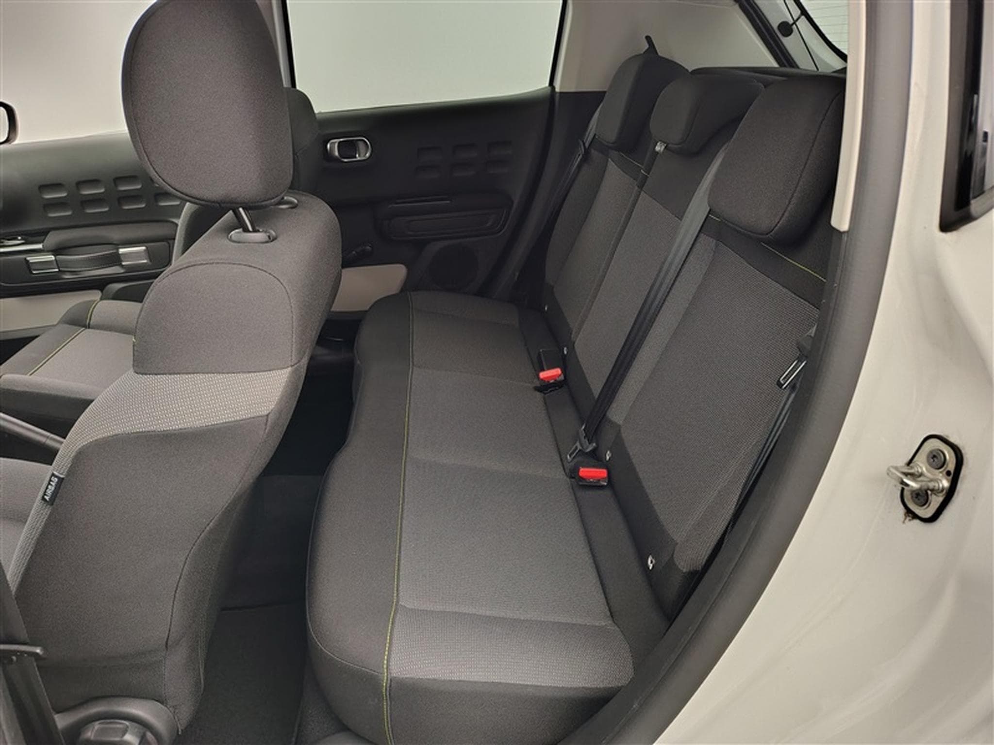Citroen C3 1.2i PureTech Shine CARPLAY / FULL LED / JA 16" (2023) - Photo 13