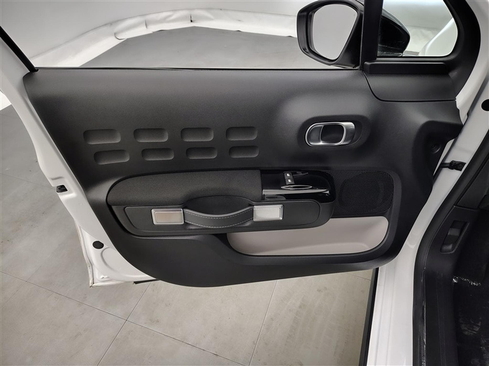 Citroen C3 1.2i PureTech Shine CARPLAY / FULL LED / JA 16" (2023) - Photo 17