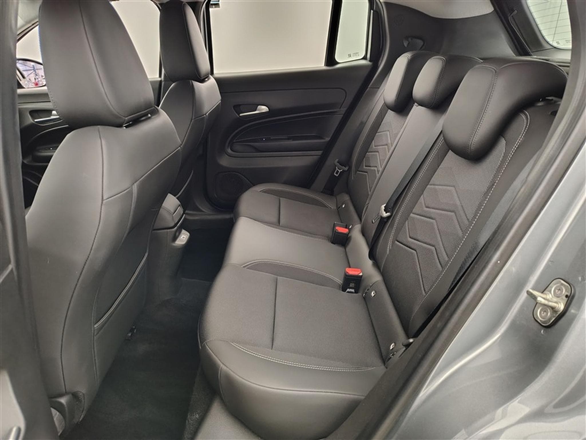 Jeep Avenger 1.2 Turbo 100cv Altitude NAVI / FULL LED / CUIR PARTIEL /CAM (2025) - Photo 13
