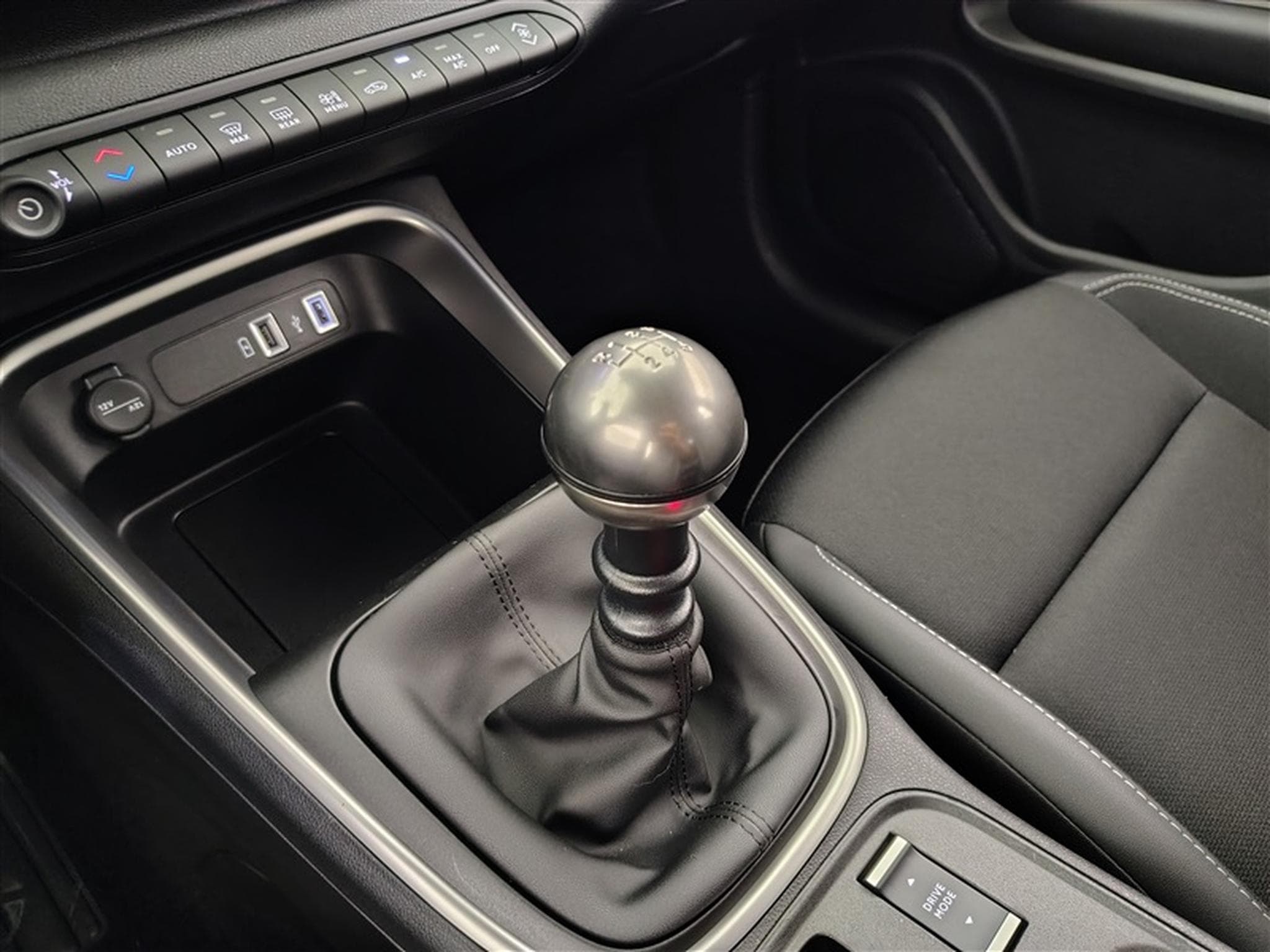 Jeep Avenger 1.2 Turbo 100cv Altitude NAVI / FULL LED / CUIR PARTIEL /CAM (2025) - Photo 12