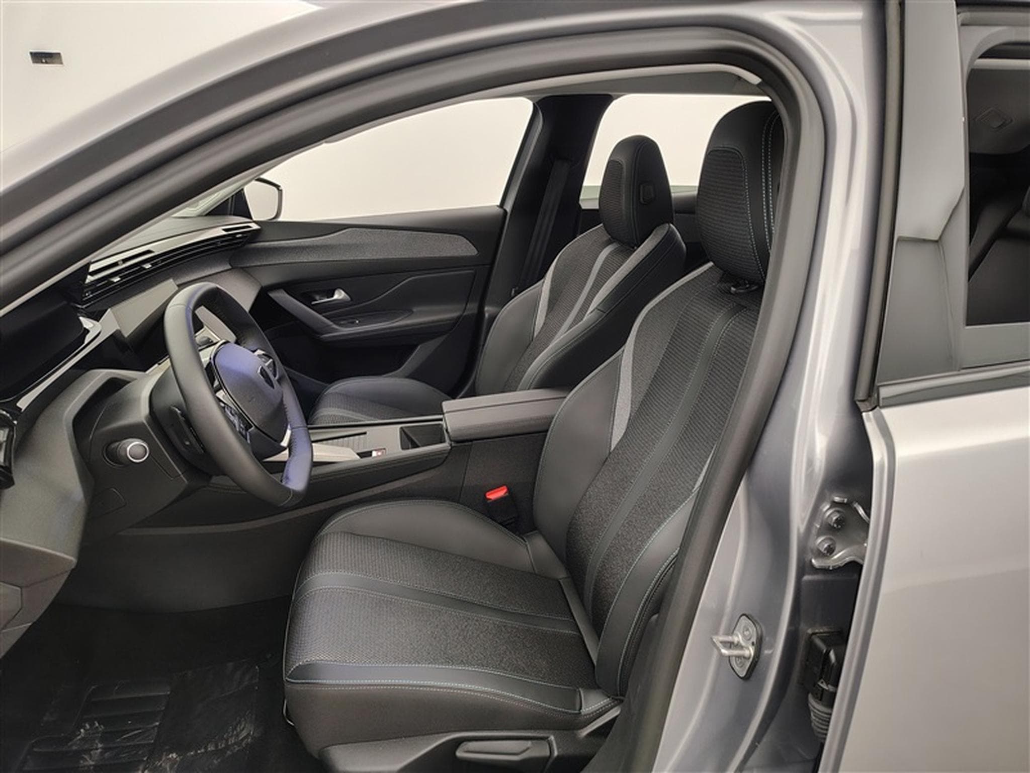 Peugeot 408 1.2 Hybrid 145cv e-DCS6 Allure NAVI / FULL LED / CAMERA (2024) - Photo 7