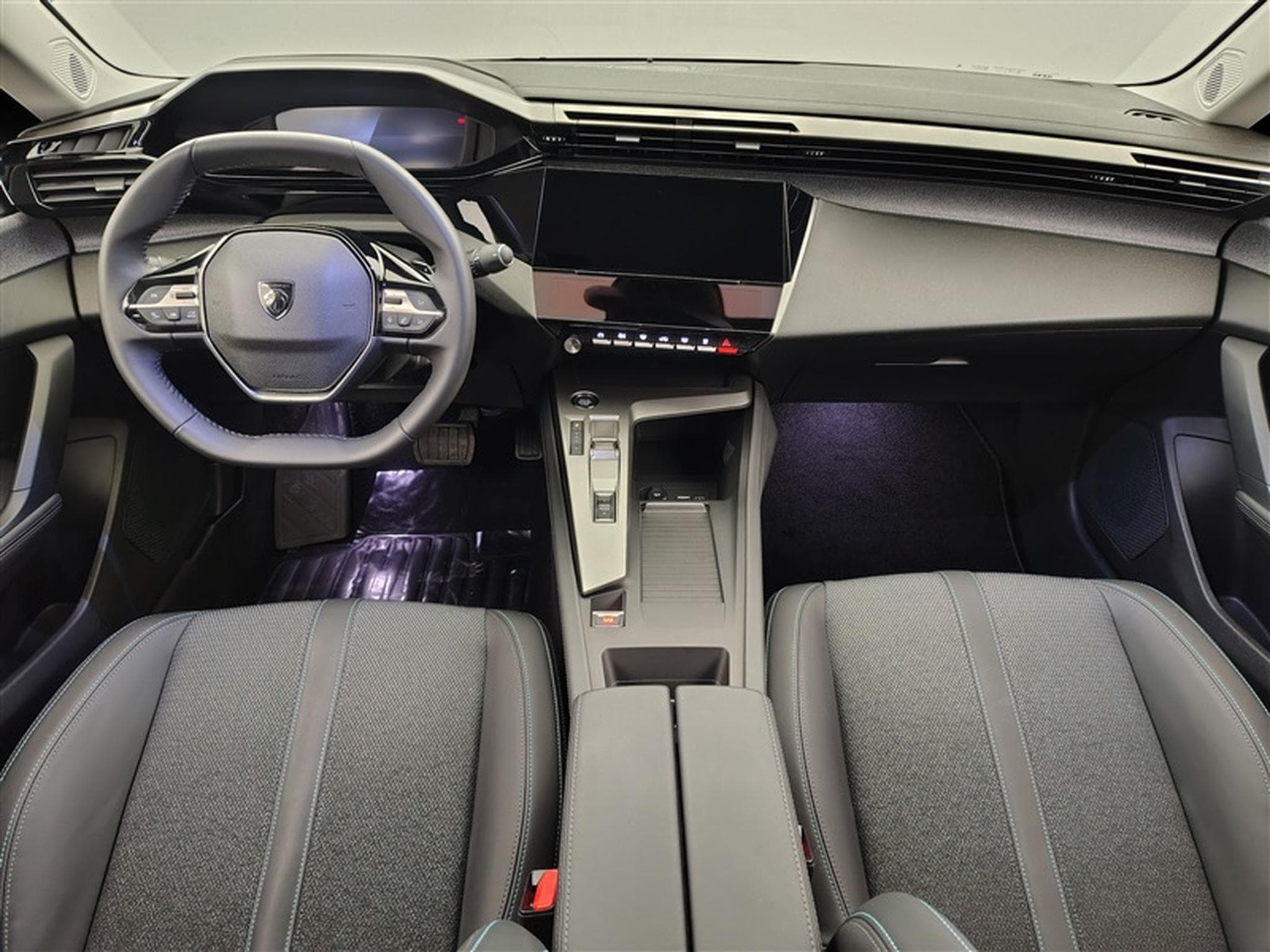 Peugeot 408 1.2 Hybrid 145cv e-DCS6 Allure NAVI / FULL LED / CAMERA (2024) - Photo 8