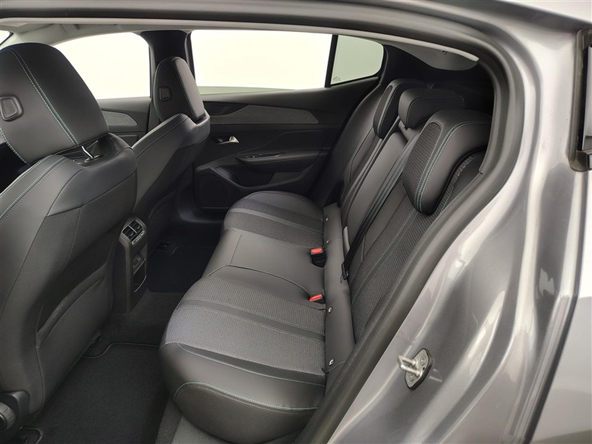 Peugeot 408 1.2 Hybrid 145cv e-DCS6 Allure NAVI / FULL LED / CAMERA (2024) - Photo 13