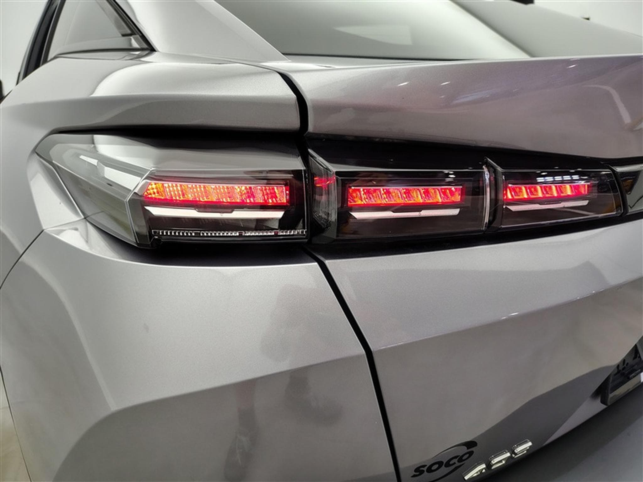 Peugeot 408 1.2 Hybrid 145cv e-DCS6 Allure NAVI / FULL LED / CAMERA (2024) - Photo 16