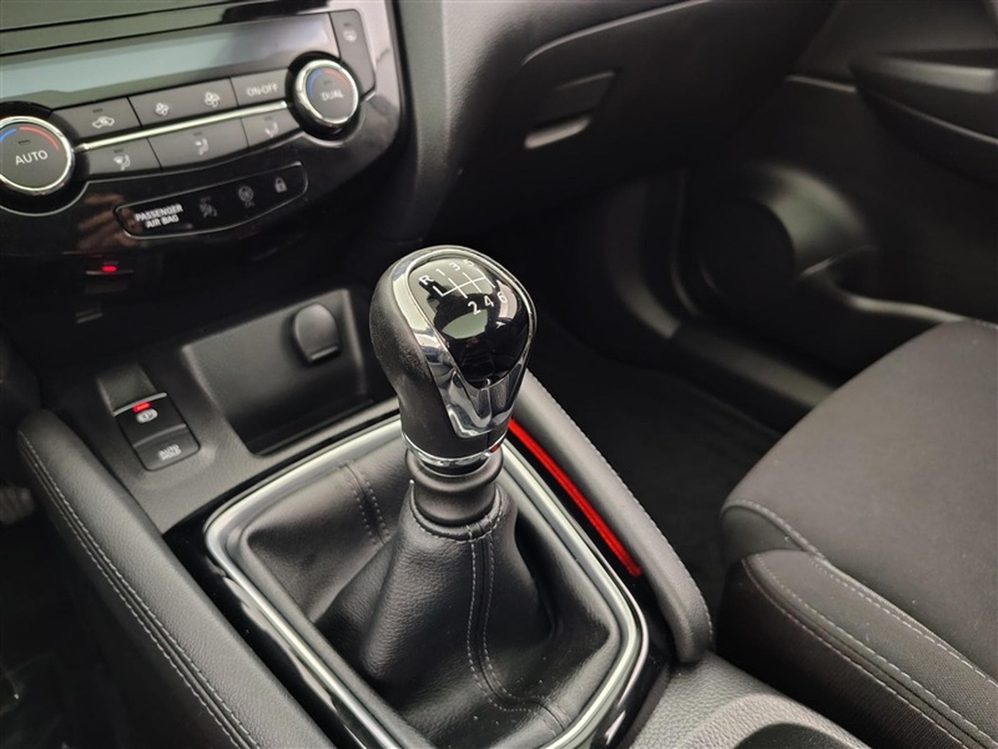 Nissan Qashqai 1.3 DIG-T N-Connecta NAVI / TOIT PANO / CAMERA (2019) - Foto 12