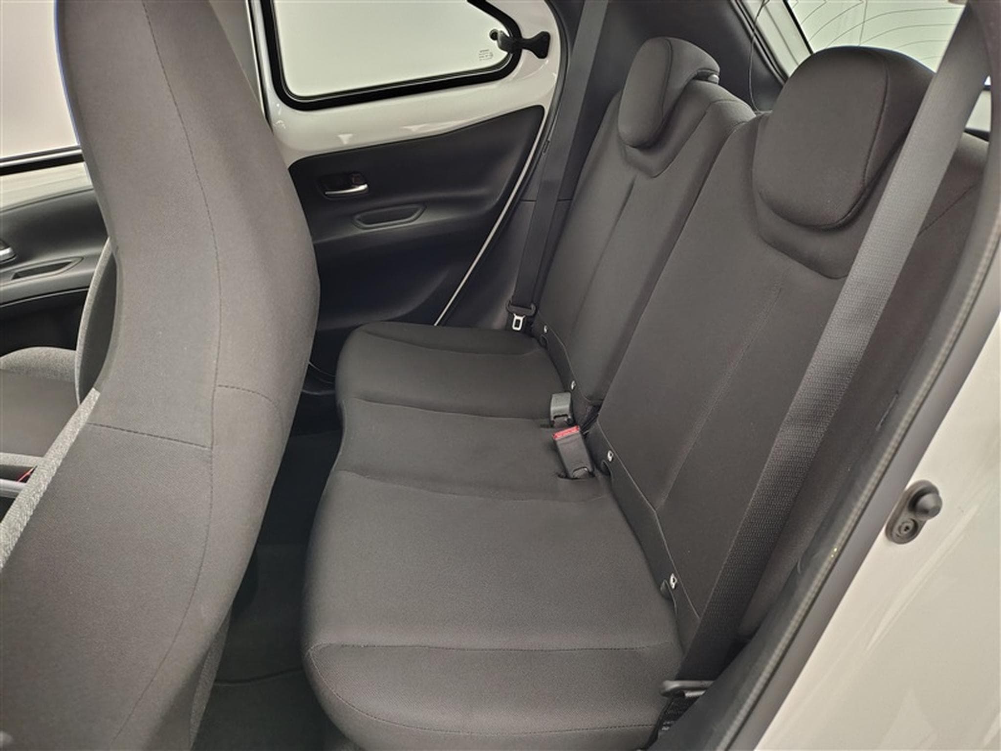 Toyota Aygo 1.0i VVT-i x-play II (2022) - Photo 13