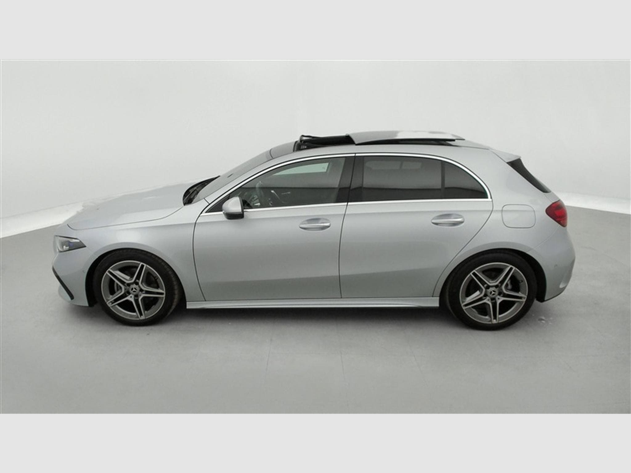 Mercedes A 180 Pack AMG  Navi / Led / PDC av+ar / Pano (2025) - Photo 3